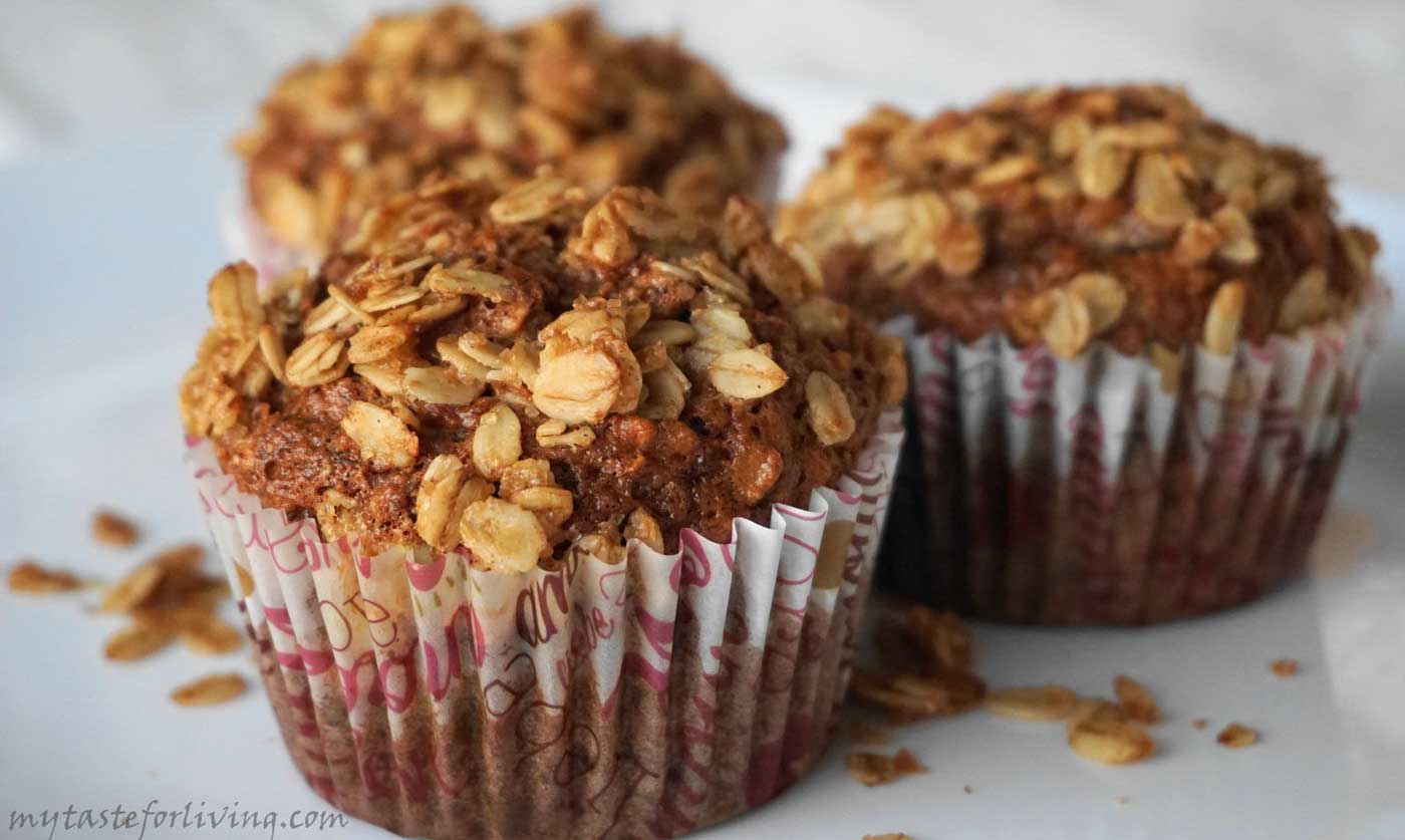 Prepare delicious banana muffins with oatmeal and crunchy topping briefly without any special effort.