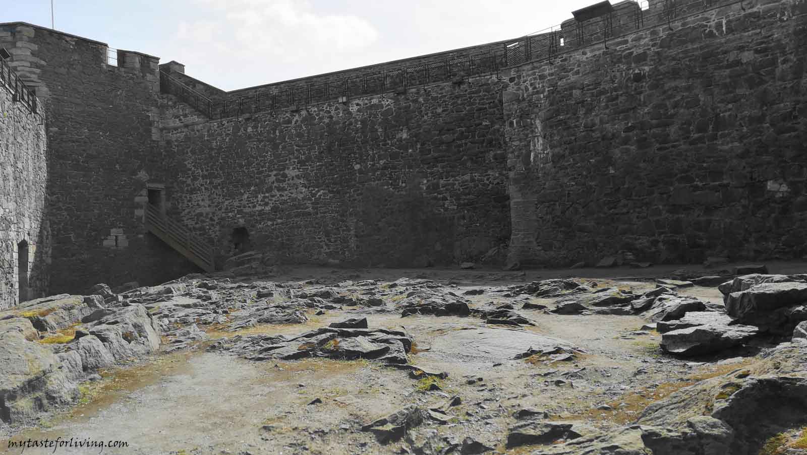 Замъкът на Чернотата (Blackness castle) е крепост от 15-ти век, близо до село Blackness, Шотландия, разположен на южния бряг на река Фирт ъф Форт (Firth of Forth). Използван е за филмова локация на сериала „Друговремец“ (Outlander) под името Форт Уилям, където главния герой Джейми Фрейзър е бичуван от Черния Джак Рандал. 