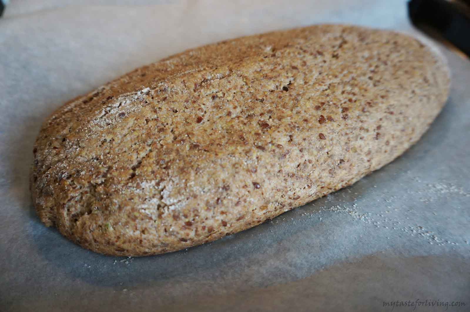 I often make this wholemeal spelt bread with flaxseed and it is one of my favorites. It's prepared very quickly. I adore a toasted slice of it with butter or avocado with tomato and onion.