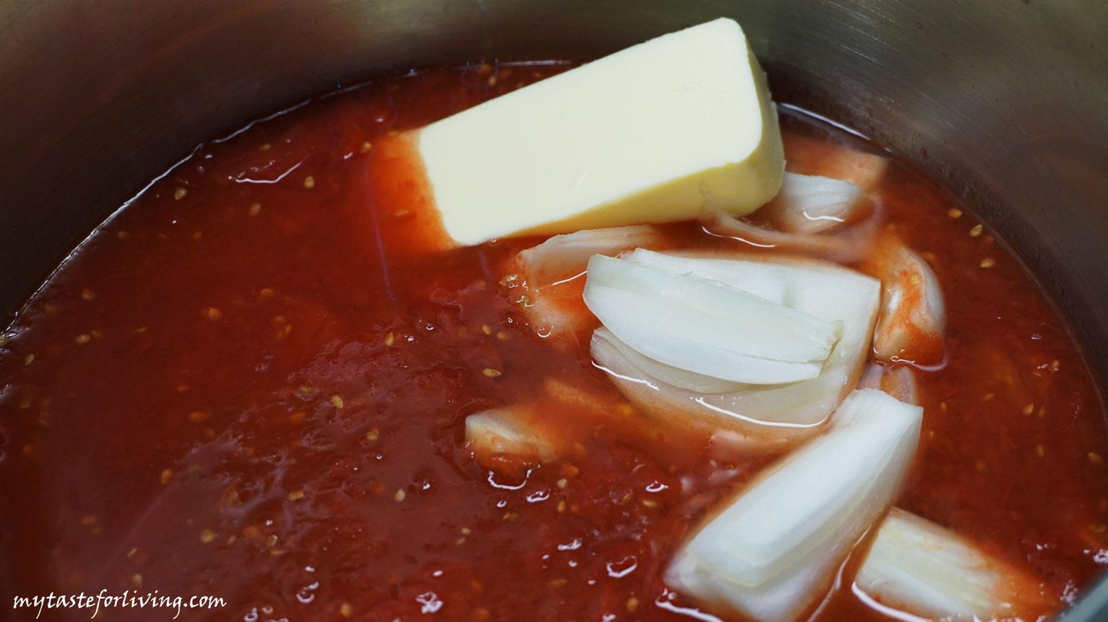Лесна рецепта за доматена крем супа с малко съставки.