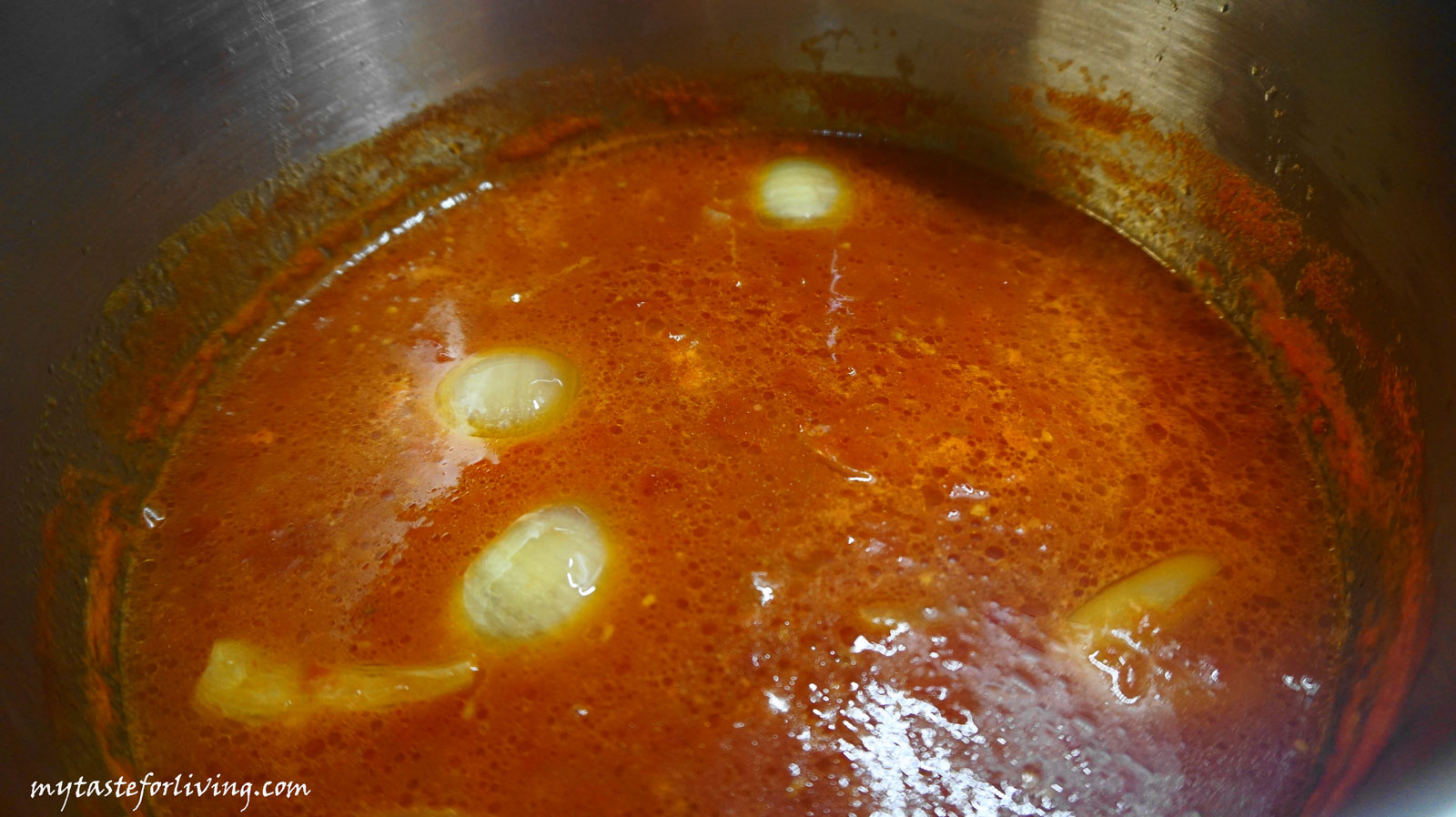 Easy recipe for tomato cream soup with little ingredients.