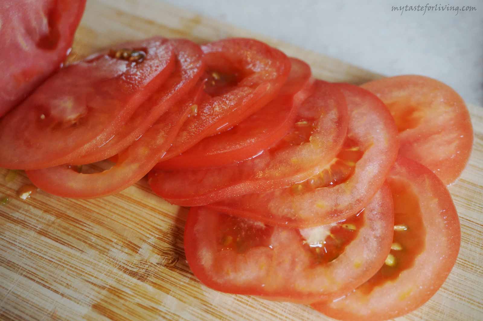 Любимо лятно ястие! Комбинацията от тиквички и домати е чудесна, а вкусът им се допълва като добавим сирене и пармезан. С аромата на лук, чесън, босилек и пармезан – ястието става неописуемо вкусно. 