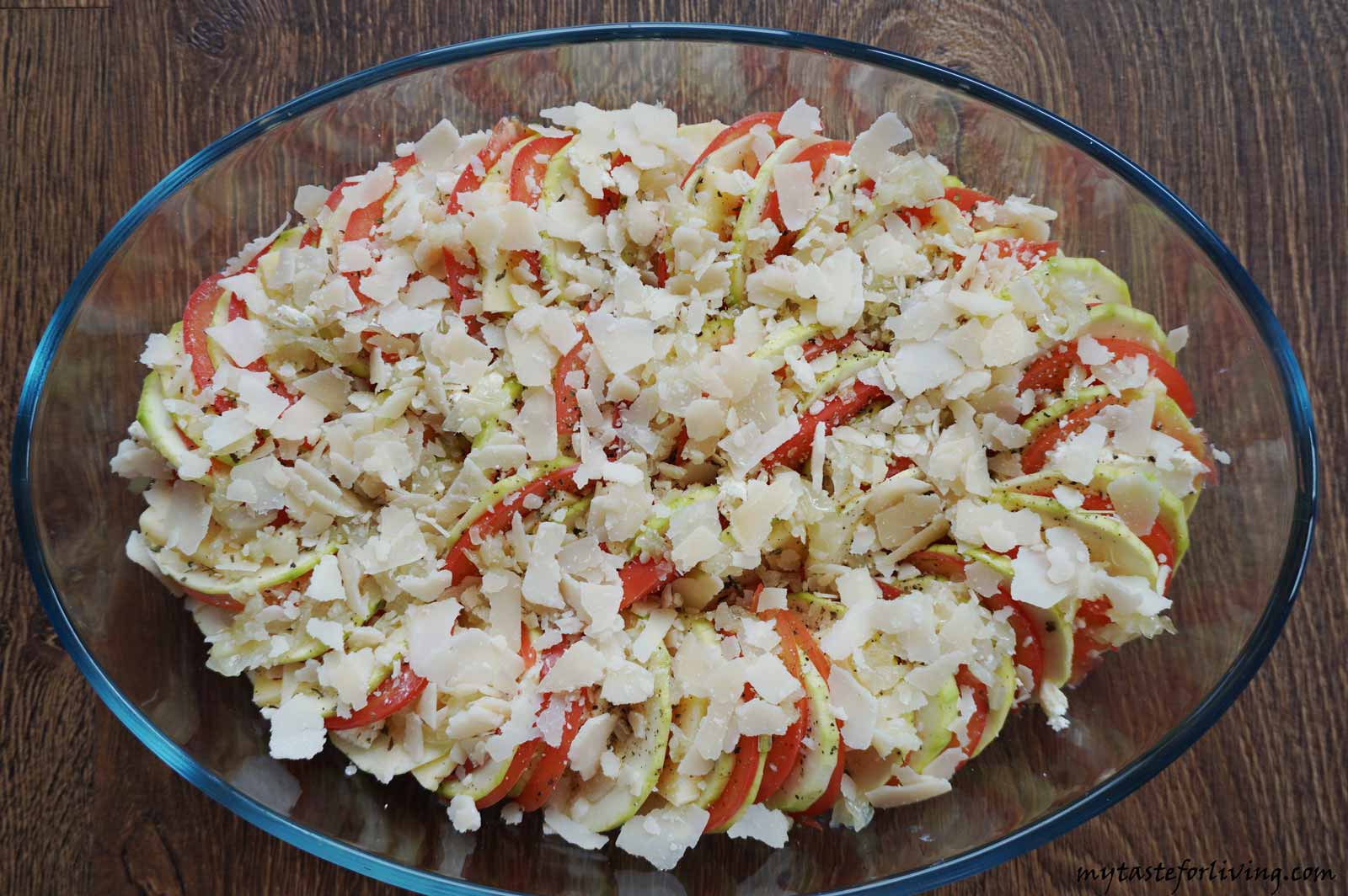 Favorite summer dish! The combination of zucchini and tomatoes is great, and their taste is complemented by adding cheese and cheddar. With the aroma of onion, garlic, basil and parmesan - the dish becomes indescribably delicious.