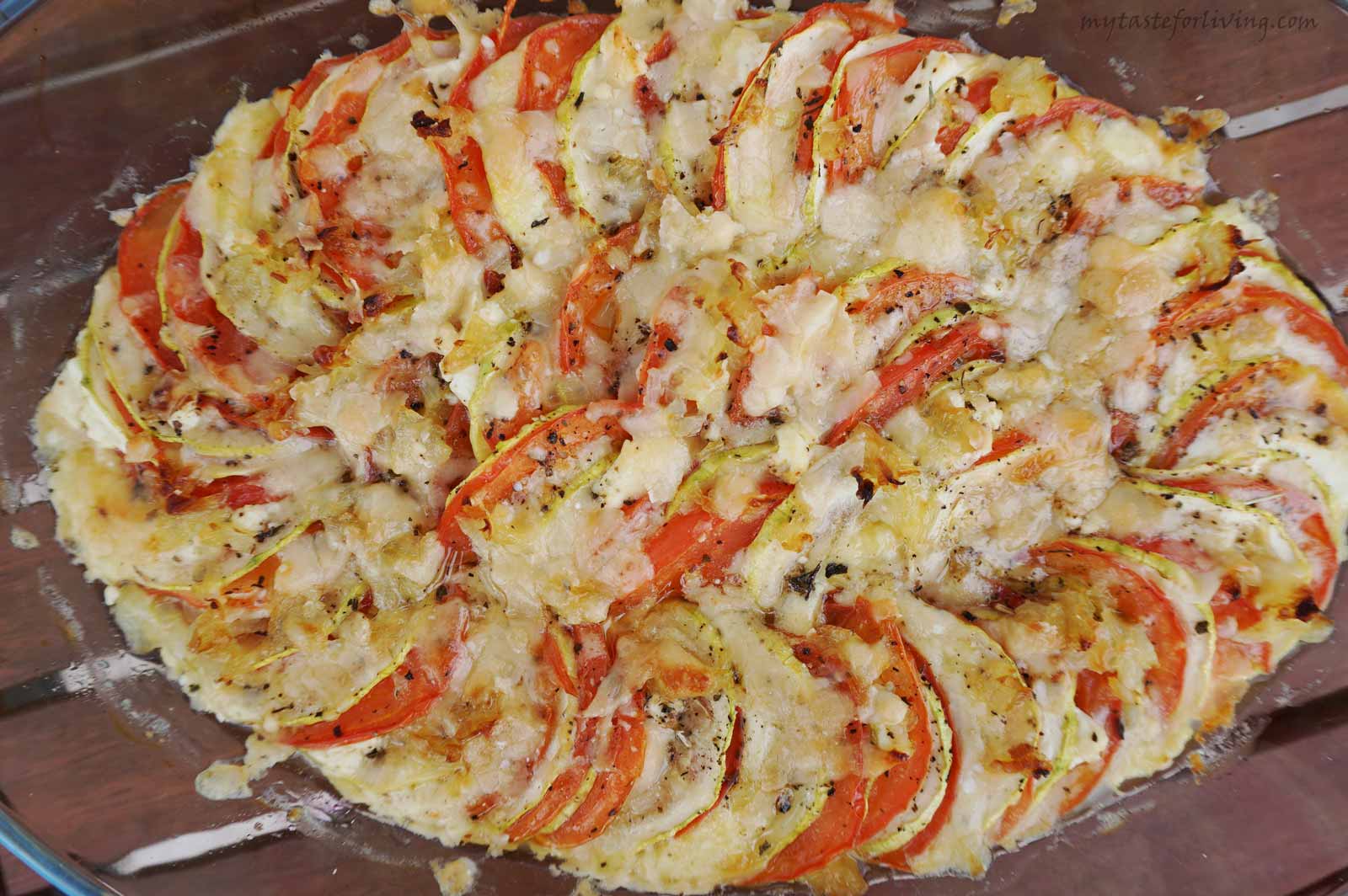 Favorite summer dish! The combination of zucchini and tomatoes is great, and their taste is complemented by adding cheese and cheddar. With the aroma of onion, garlic, basil and parmesan - the dish becomes indescribably delicious.