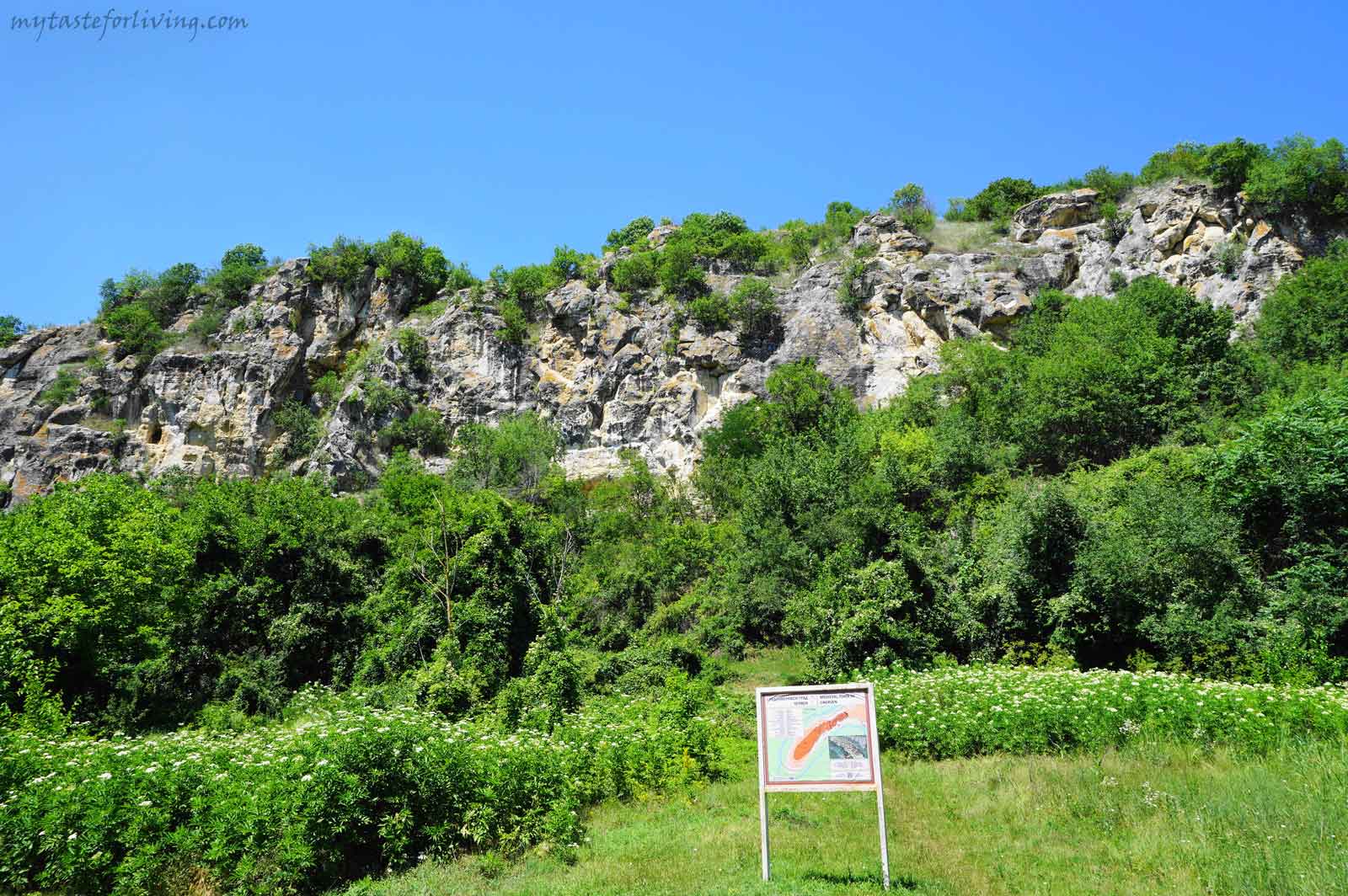 Средновековният град и крепост Червен се намира в границите на природен парк „Русенски Лом“, на около 35 км. от град Русе, до село Червен. Той е един от най-значимите военно-административни, църковно-културни и стопански центрове на Второто българско царство.