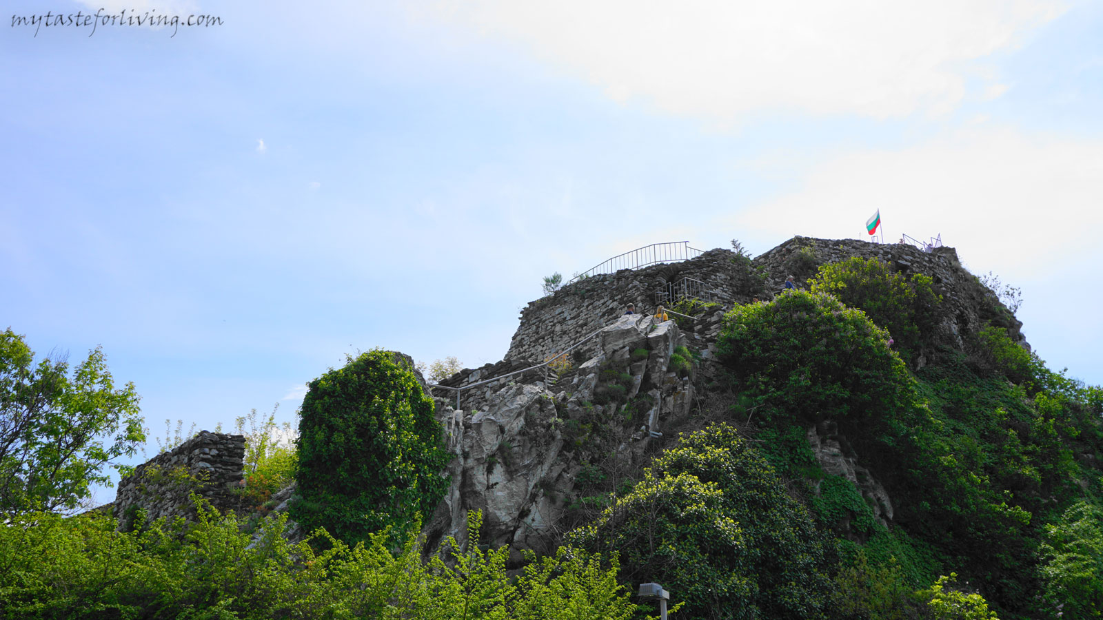 Асеновата крепост се намира на около 3 км южно от Асеновград,  на северните склонове на Западните Родопи.
