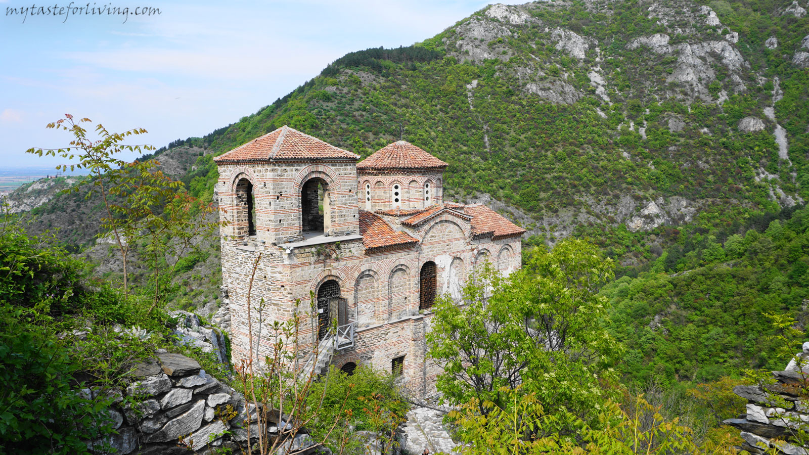 Асеновата крепост се намира на около 3 км южно от Асеновград,  на северните склонове на Западните Родопи.