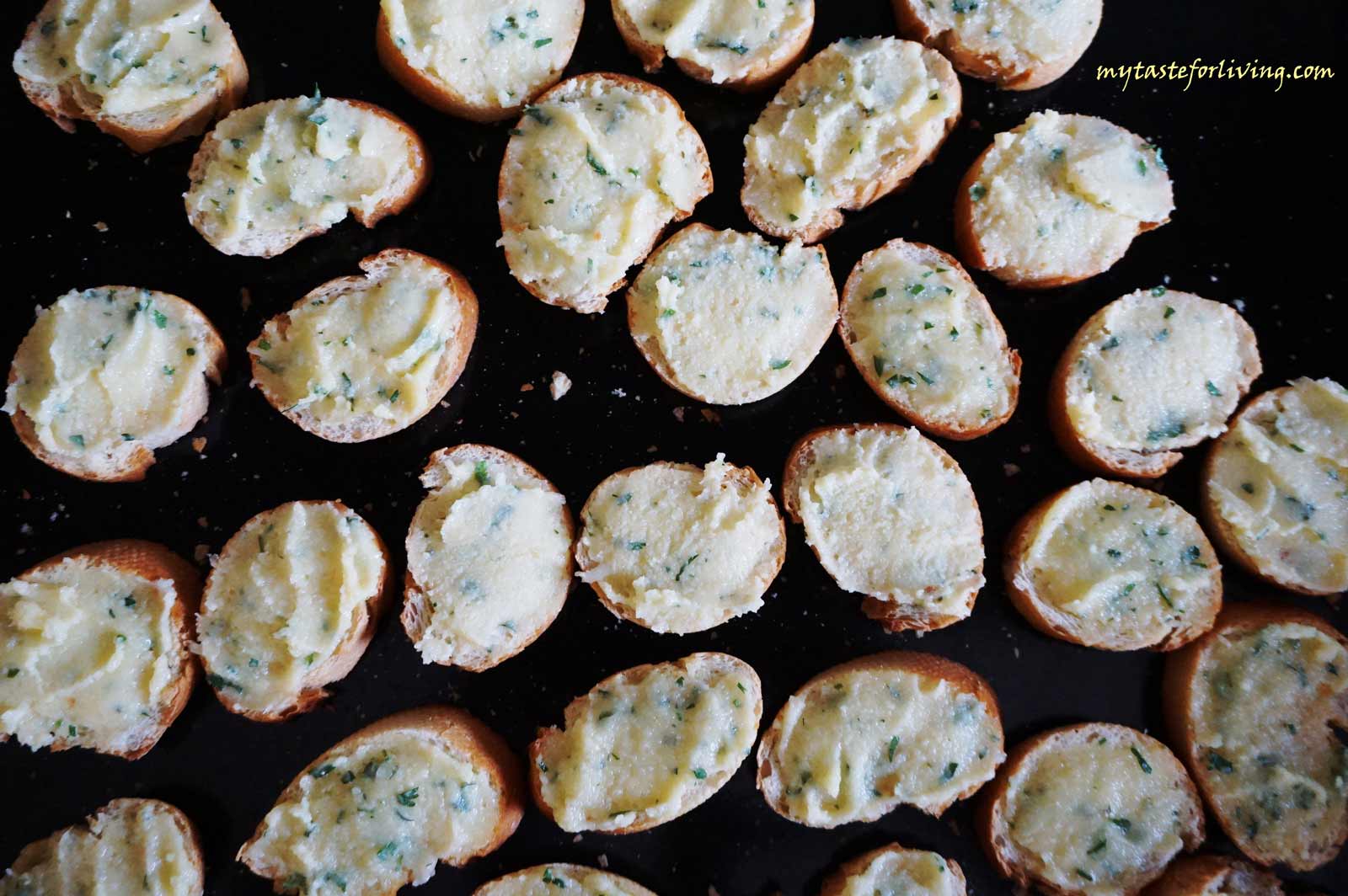 Crispy and delicious bruschettas with cheese of your choice (cheddar, parmesan, yellow cheese, grana padano) with butter, garlic and parsley. Easy and fast appetizer for your table!