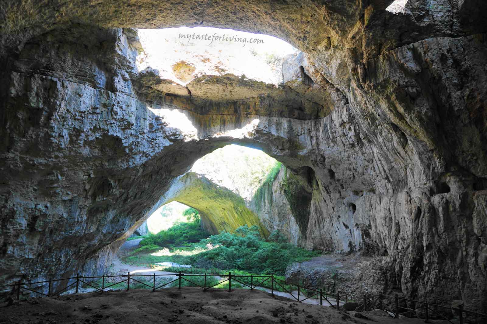 Деветашката пещера (известна още като Маарата или Окната) се намира близо до село Деветаки, община Ловеч, на десния бряг на река Осъм и е сред най-забележителните пещери в България. Общата ѝ дължина е 2 442 метра, височината - 60 метра, а привходната й зала е най-голямата не само в България, но и в цяла Югоизточна Европа. 