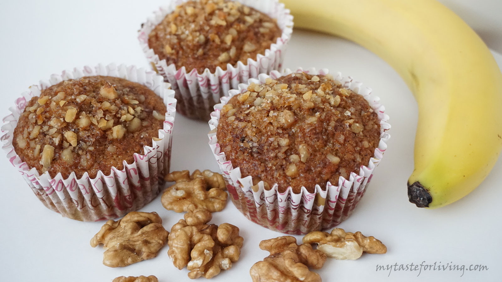 Delicious and quick muffins with bananas, walnuts and einkorn flour.