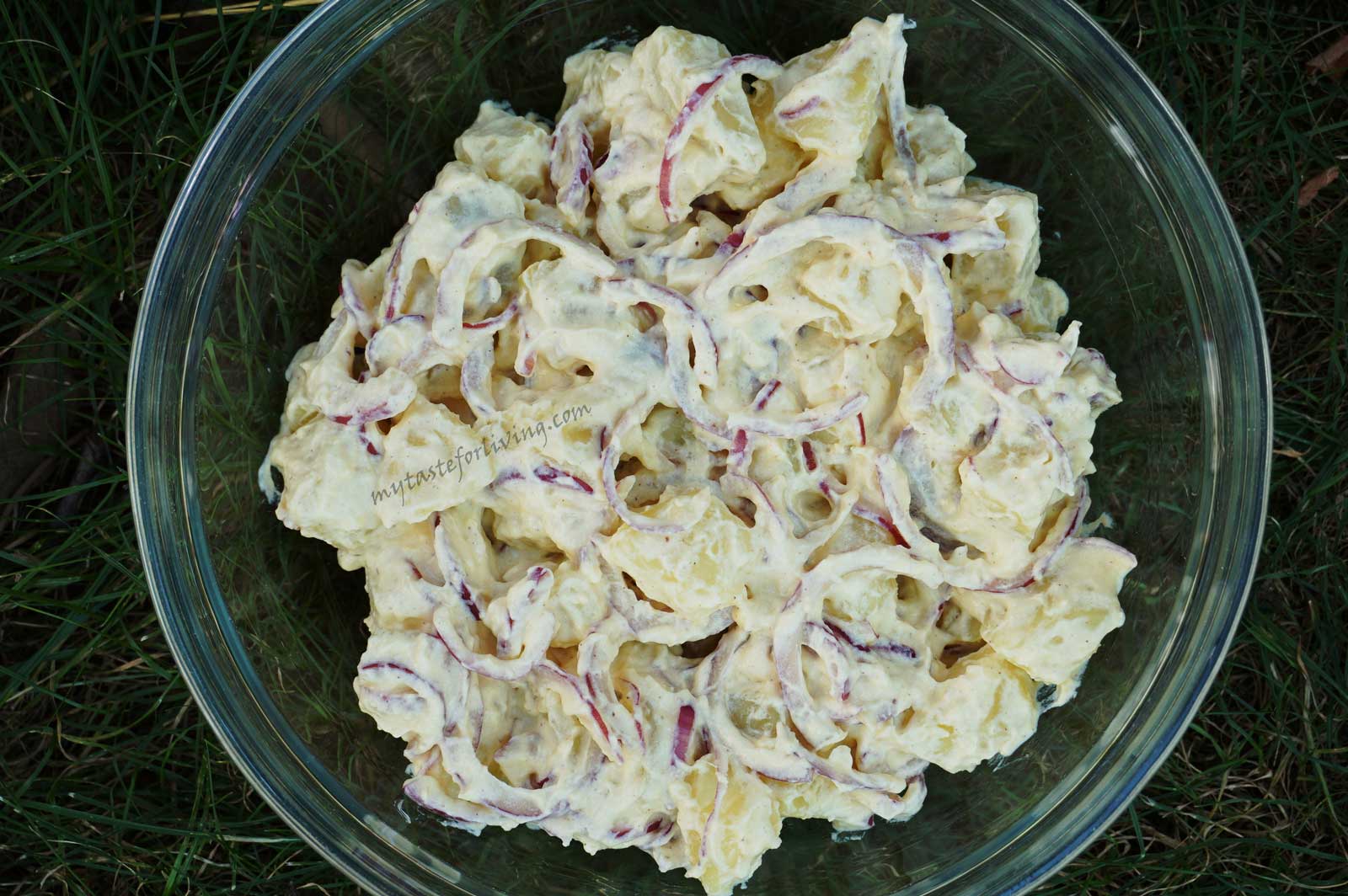 I offer you an easy and delicious recipe for potato salad with skyr, mustard and red onion. Skyr is an Icelandic dairy product, fat-free, but with much more protein.