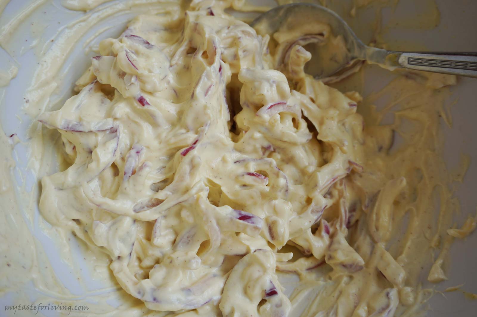 I offer you an easy and delicious recipe for potato salad with skyr, mustard and red onion. Skyr is an Icelandic dairy product, fat-free, but with much more protein.
