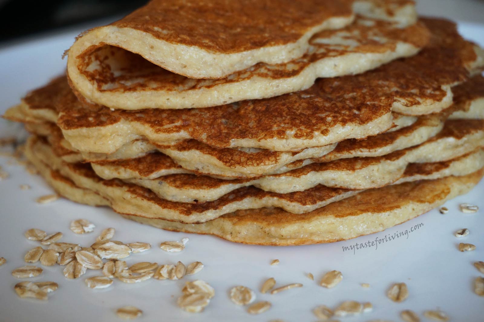 Delicious, nutritious and healthy pancakes prepared with old fashioned rolled oats and skyr, without flour.