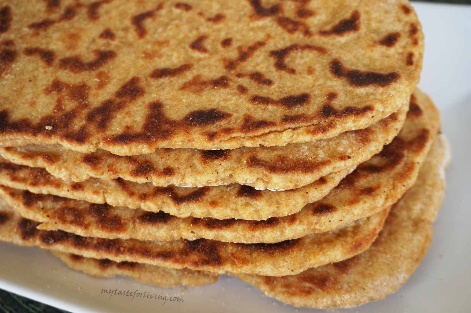 I offer you a very successful recipe for einkorn flatbread. They are relatively easy to prepare and can be consumed with a main dishes or spread with pesto, hummus, cream cheese or garlic butter. 