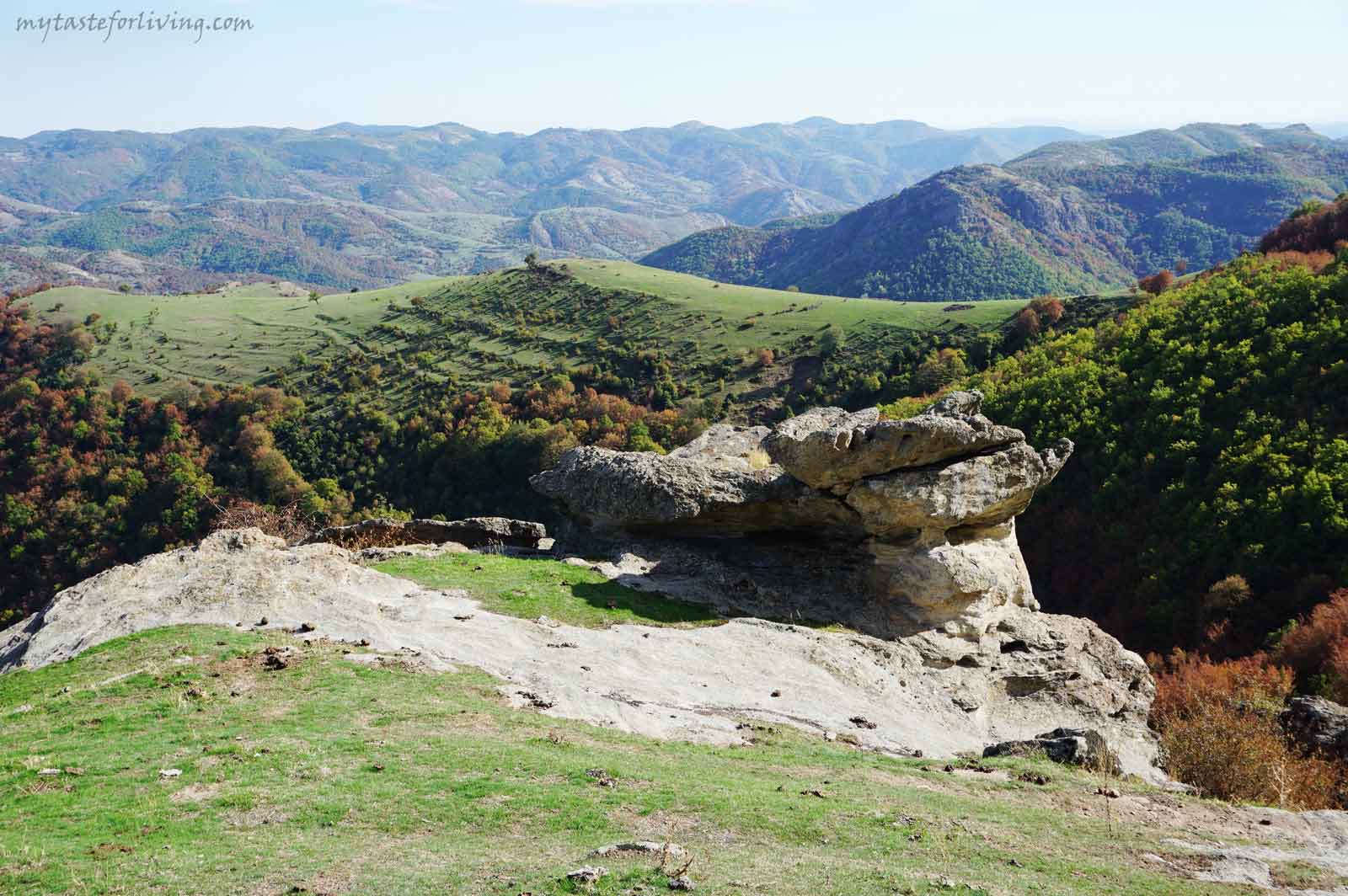The Asar Kaya area is located less than two kilometers from the village of Zhenda, Chernoochene municipality, Kardzhali district, Bulgaria. The fortress is located on top of a high rock terrace, which is built of piles of stones, on which you can see many rock niches typical of the region. It is believed that the place has been sacred since the time of the thracians.