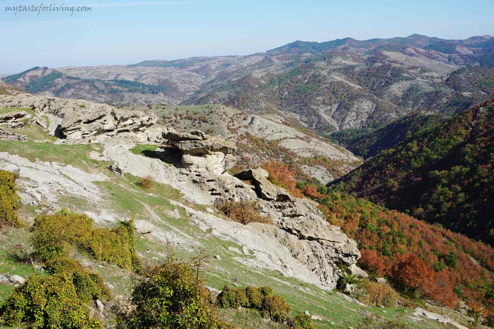 Местността Асар Кая се намира на по-малко от два километра от село Женда, община Черноочене, област Кърджали. Крепостта се намира на върха на висока скална тераса, която е изградена от струпани камъни, по които може да забележите множество скални ниши. Смята се, че мястото е свещено още от времето на траките. 