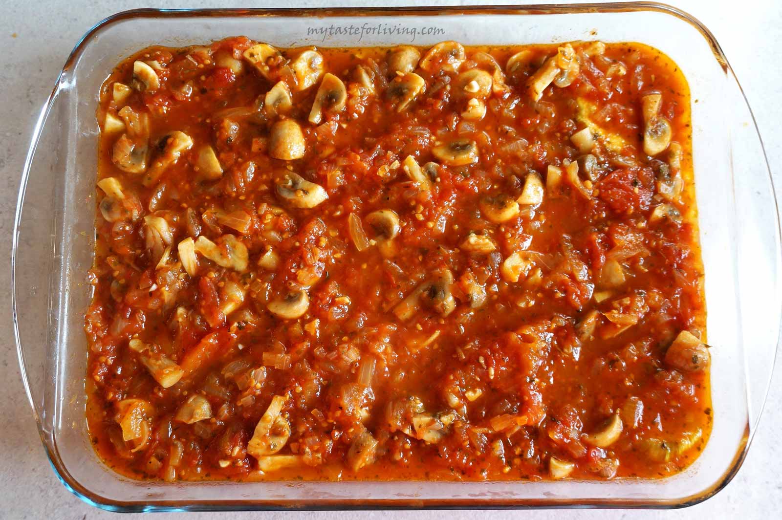 Любима рецепта за печен патладжан на фурна с домашно приготвен доматен сос с лук, чесън и гъби. Подходяща за вегани и хора, които постят. 