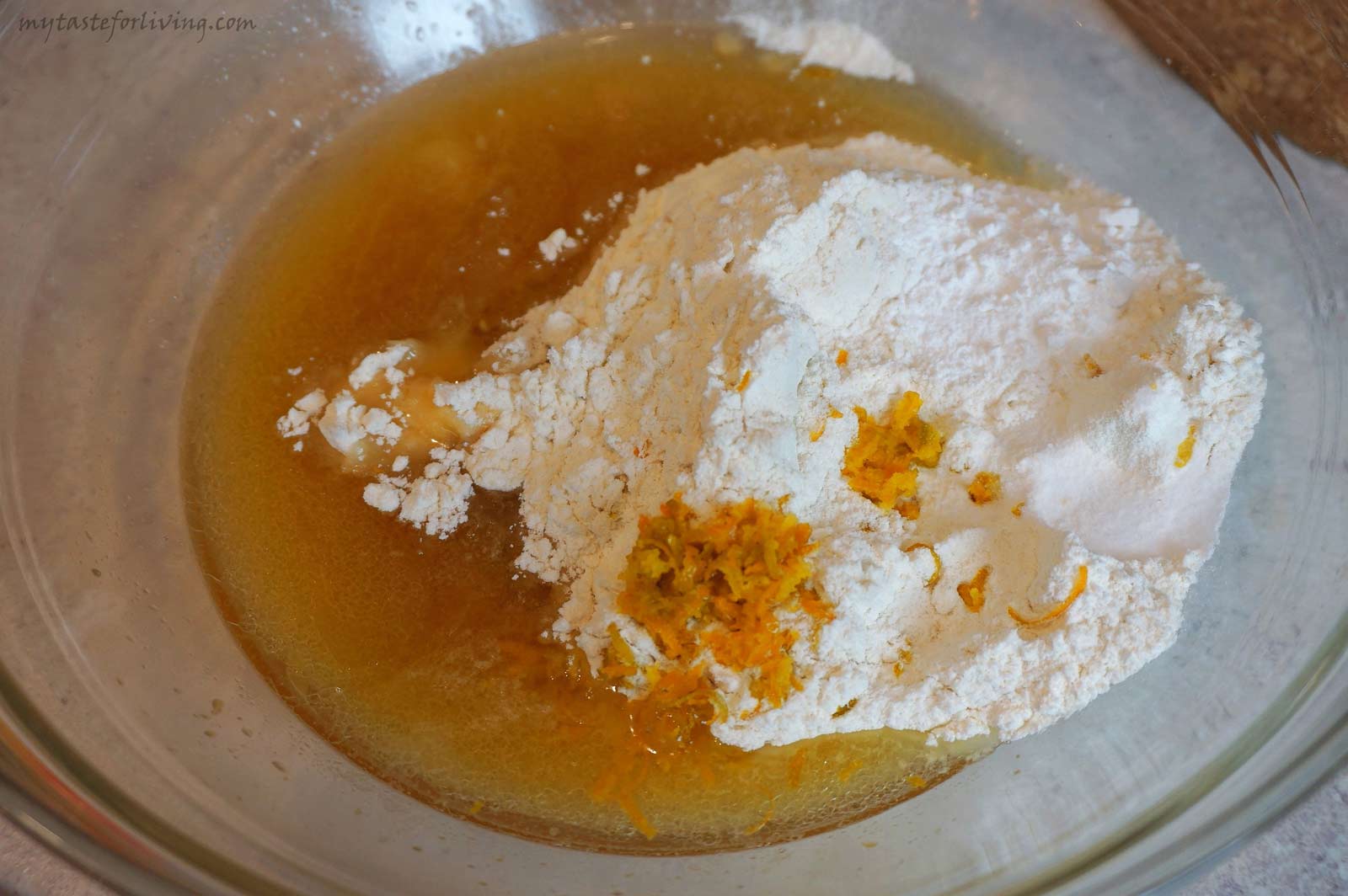 Ароматни и вкусни портокалови мъфини със стафиди, които се приготвят лесно и бързо без яйца и млечни продукти. 