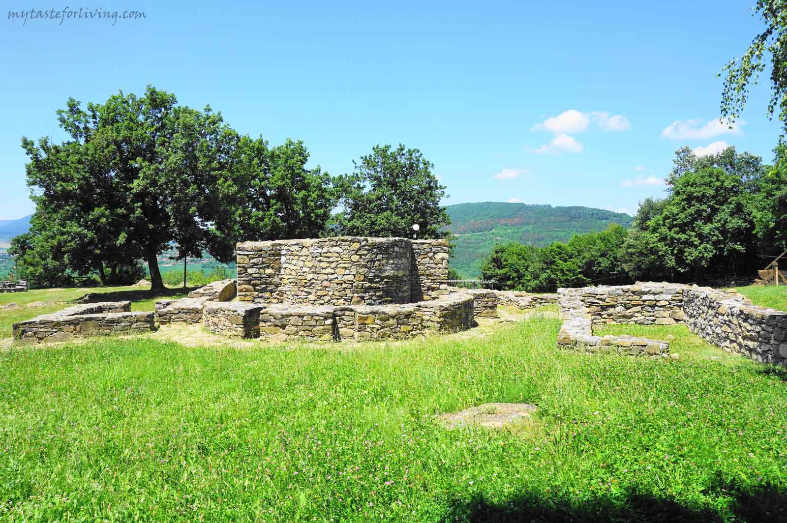 Ранновизантийската и средновековна крепост Хоталич е разположена до град Севлиево, над пролома на река Росица, върху хълмистата местност наречена Крушевски баир. Тя е една от най-добре поддържаните крепости в България, а през 1994 година е обявена за паметник на културата с национално значение. 