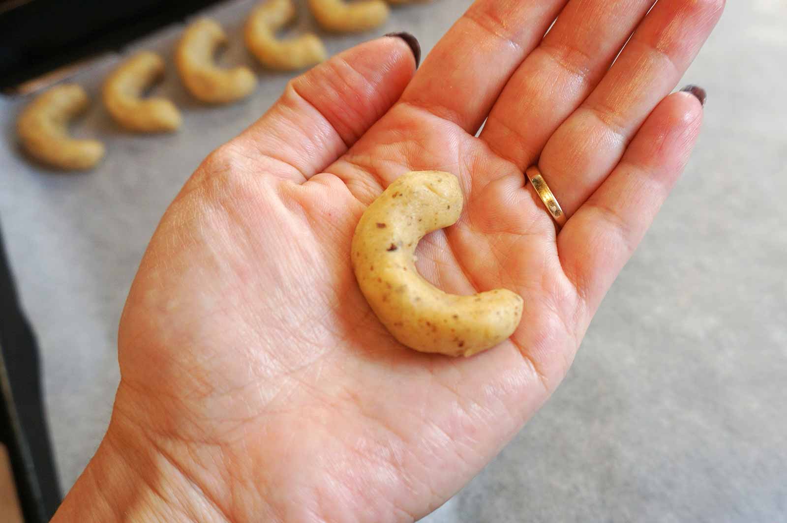 Vanilla walnut crescents are delicious and easy to make cookies. They are prepared with a few ingredients, and the result is delicious and fragrant sweets melting in the mouth. If you choose, you can make them in a different shape or size, and you can replace the walnuts with another type of nuts such as almonds. 