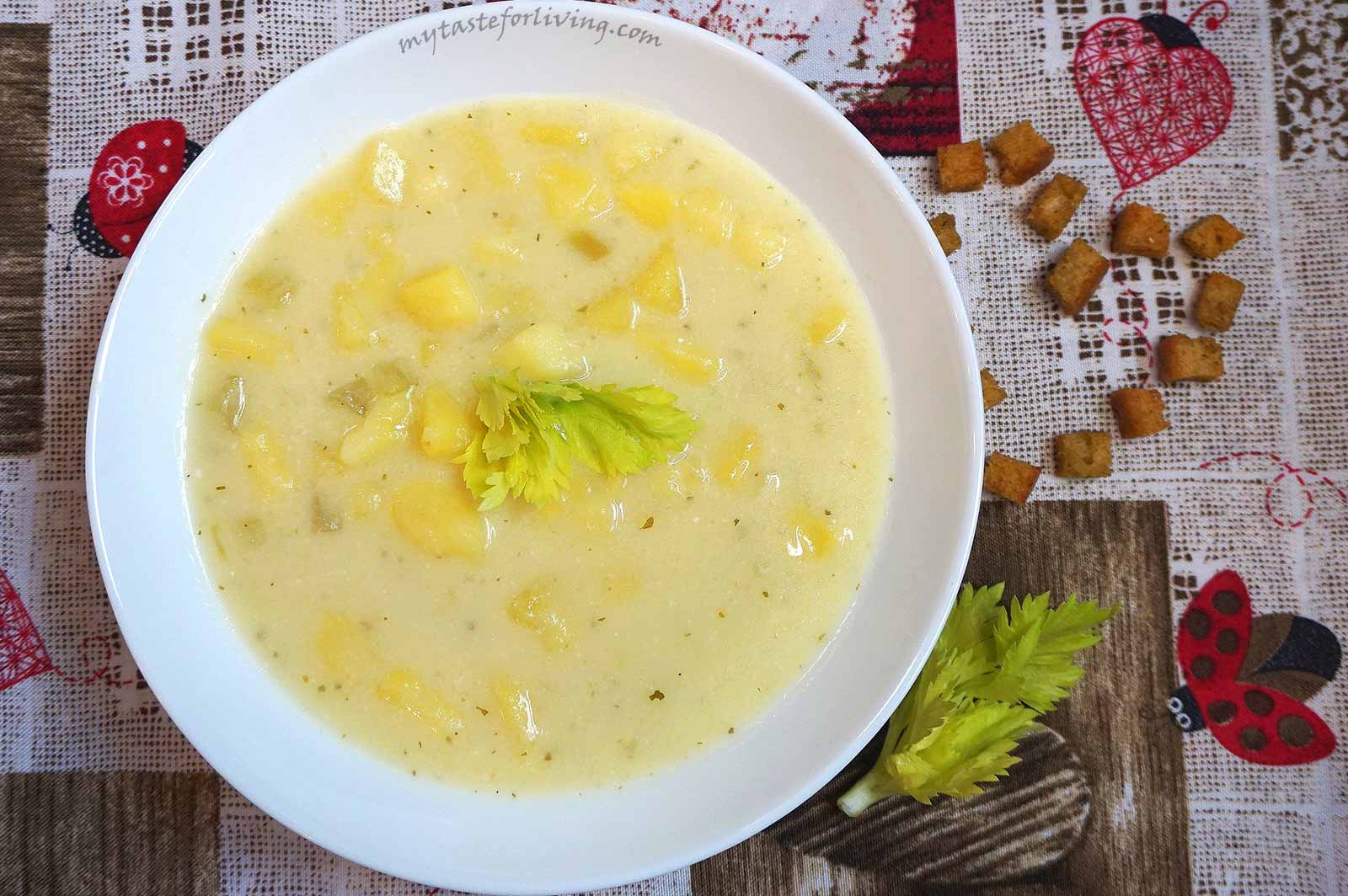 At home we love everything made with potatoes. This creamy potato soup with parmesan, sour cream, celery, onion and garlic is also one of our favorites recipes. The secret of its creamy structure is that part of it is mashed. 