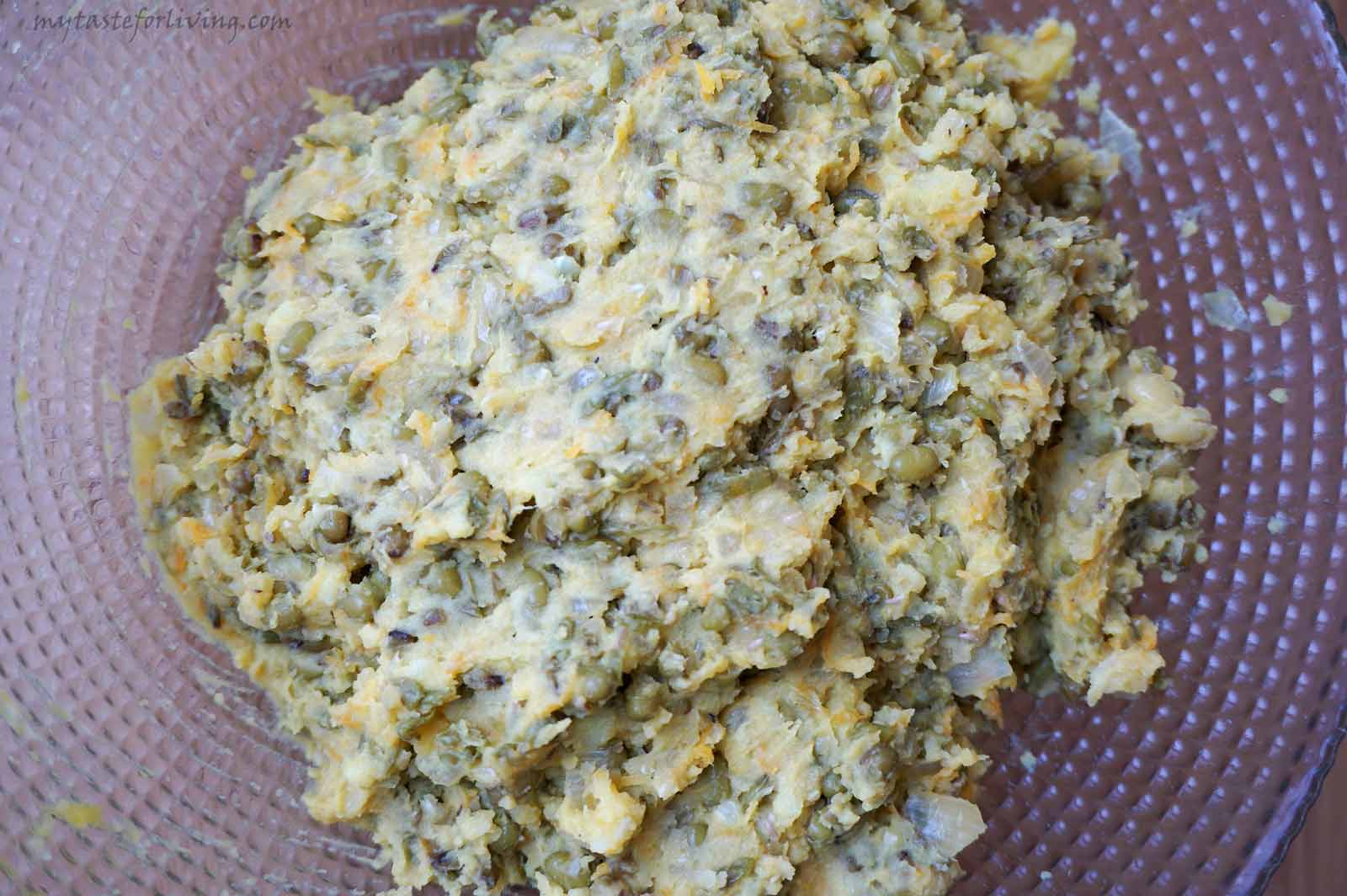 Вкусна веган рецепта за кюфтенца от боб мунг със зеленчуци изпечени на фурна. Чудесни са допълнени с хумус и прясна салата.  