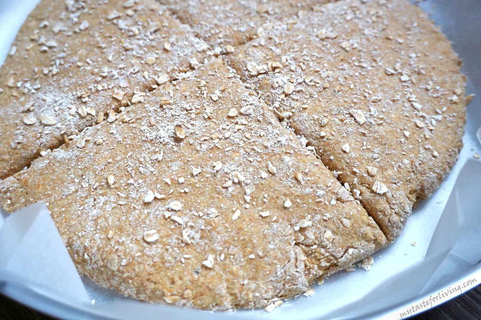 Dairy-free soda bread with einkorn flour and old fashioned rolled oats suitable for your table on Christmas Eve. Why with oats? They make the crust slightly crispy and enhance the aroma and taste that einkorn flour gives.