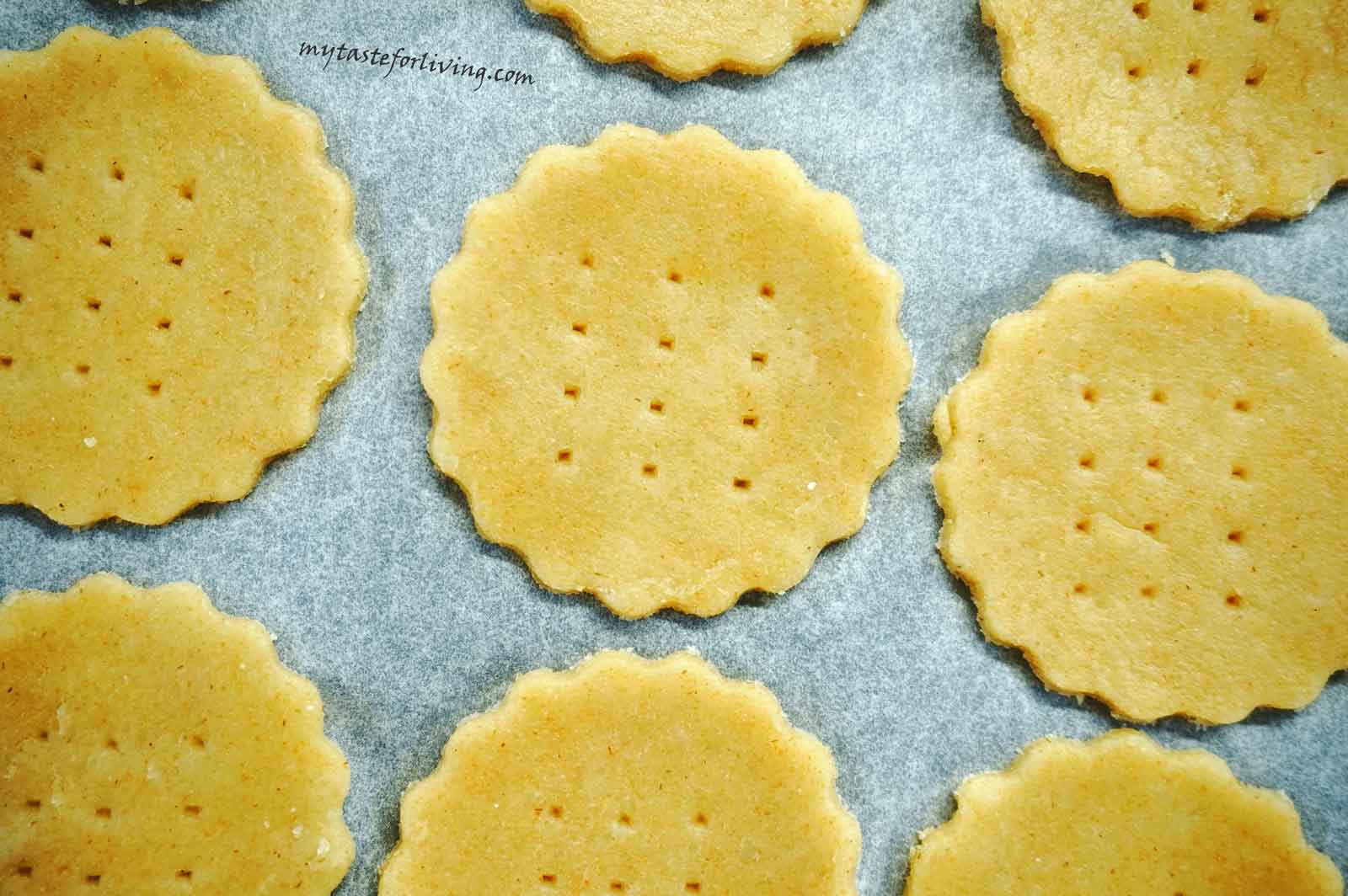 Crispy parmesan crackers with cheddar and white spelt flour. You can replace cheddar with yellow cheese and spelt flour with white flour. If desired, you can season them with a spice of your choice such as paprika, savory, oregano, thyme or basil.