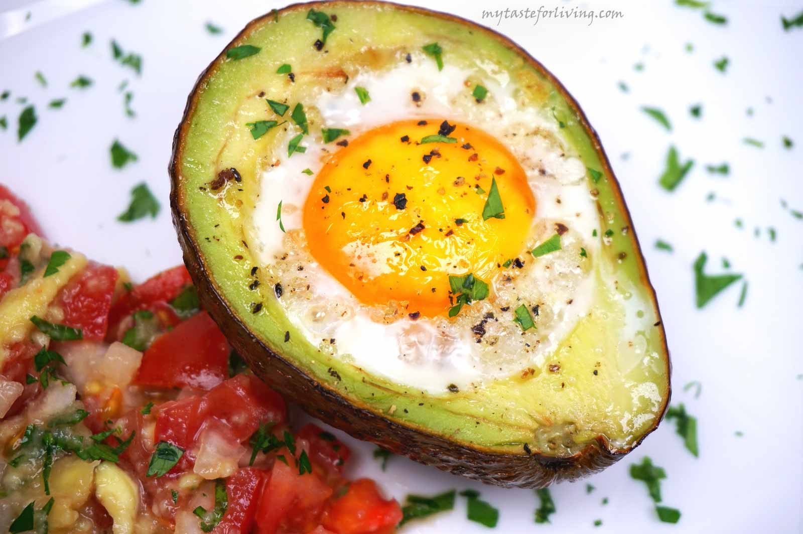 Roasted avocado with egg is an easy and healthy idea for lunch or dinner, and why not for breakfast. The preparation of the recipe is very easy, and in the combination of fresh side dish you get a finished and delicious course.