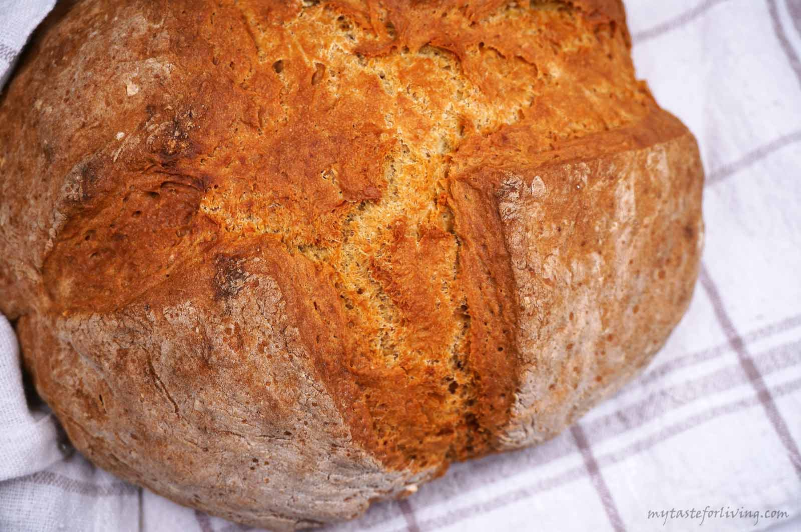 Traditional Irish bread is made from four ingredients - soft wheat flour (low in gluten), baking soda, salt and buttermilk (or kefir). It is prepared extremely easily and quickly - all the ingredients are mixed and the dough is obtained without much effort, and after baking the bread is delicious, fragrant and with an appetizing crust.