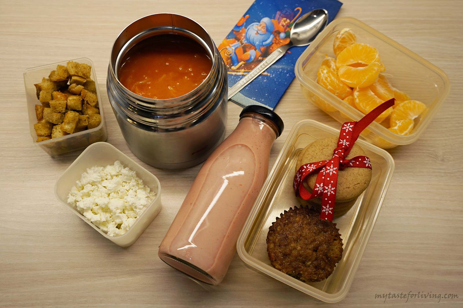In the series "5 Ideas for homemade food for school" I share the lunchboxes of food that I send to my son, who is currently in 2nd grade. This is a sample weekly menu with photos and a description of the contents of the lunchboxes. You can also find links to recipes that I have posted on the site. 