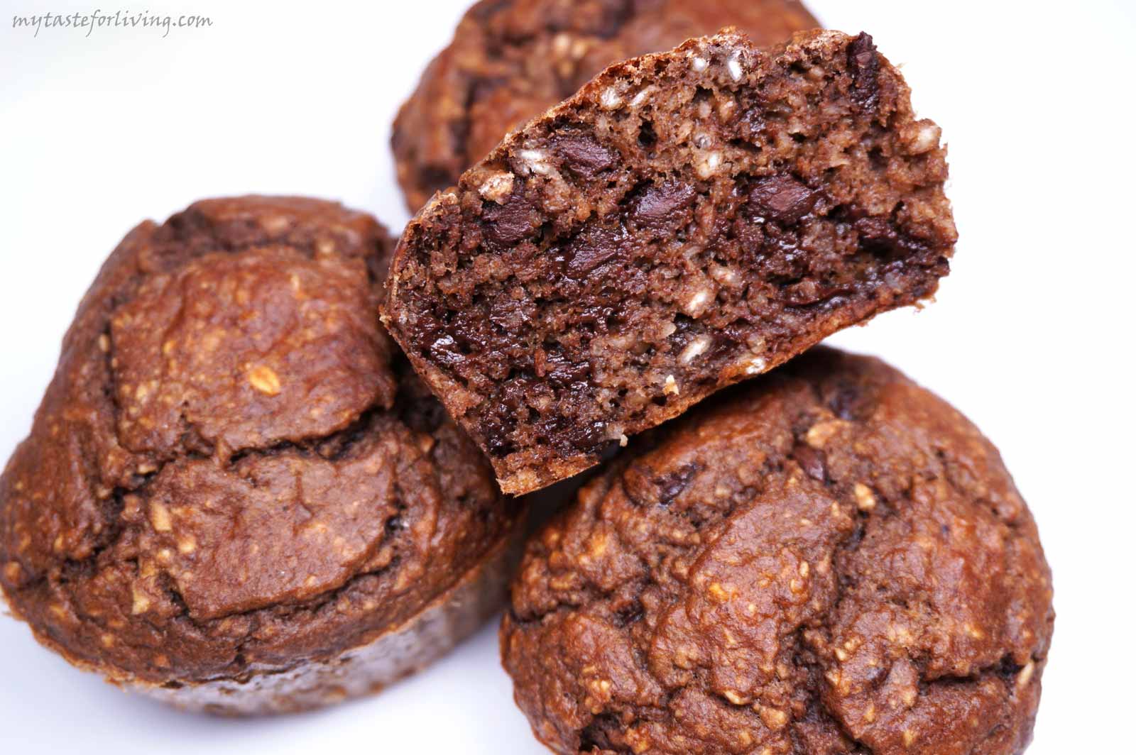 Chocolate muffins made by old fashioned rolled oats, banana and yogurt, no flour and no added sugar. Their sweetness comes from the bananas and the chocolate drops in them. You can skip the chocolate and then I recommend you add 2-3 tablespoons of honey or maple syrup. 