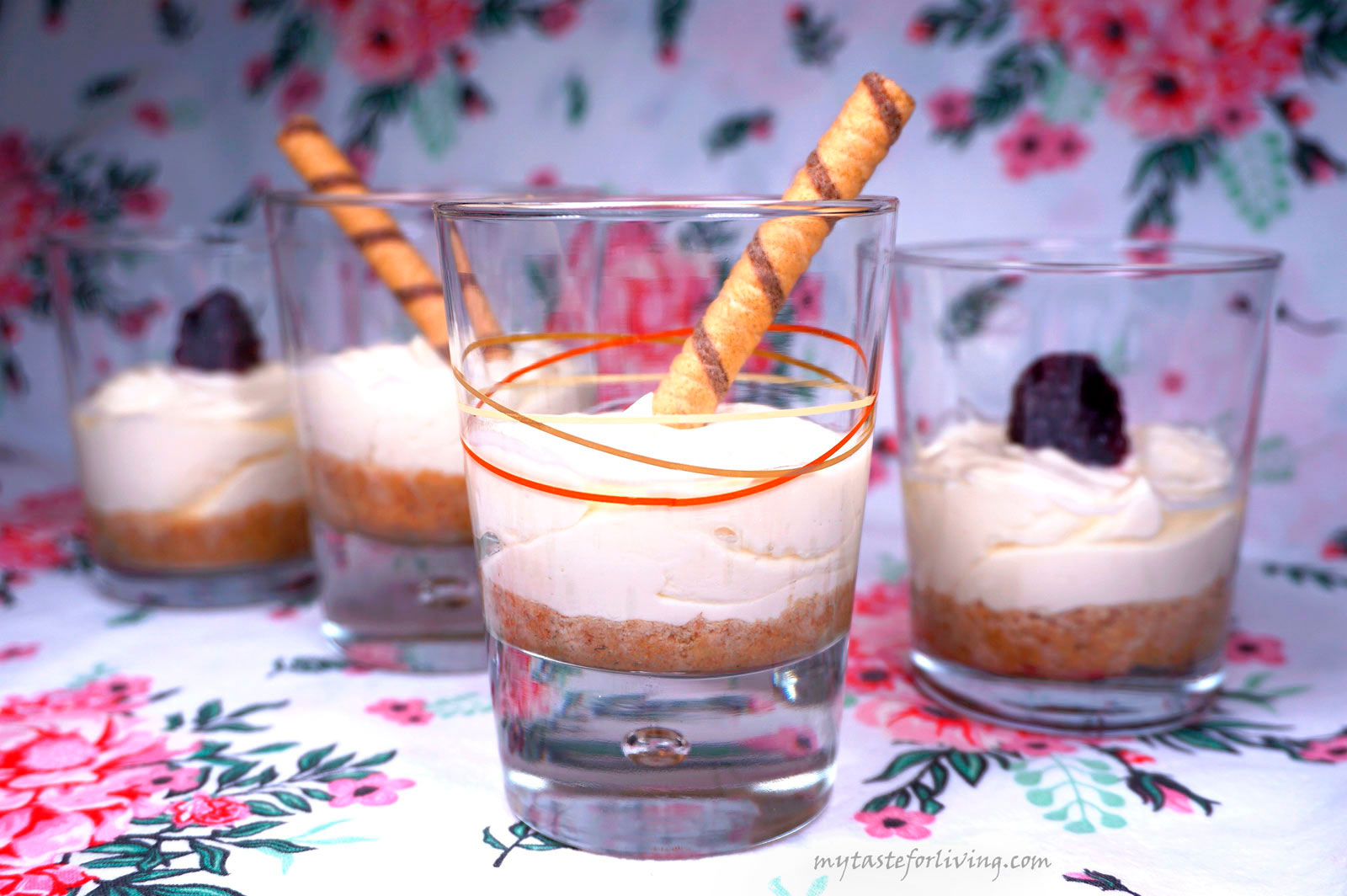 Quick mascarpone cheesecake in a glass, which is very easy to prepare, with few ingredients, and the result is extremely tasty! You need biscuits to your taste and choice, coconut oil or butter, mascarpone, yogurt, vanilla, maple syrup or honey. 
