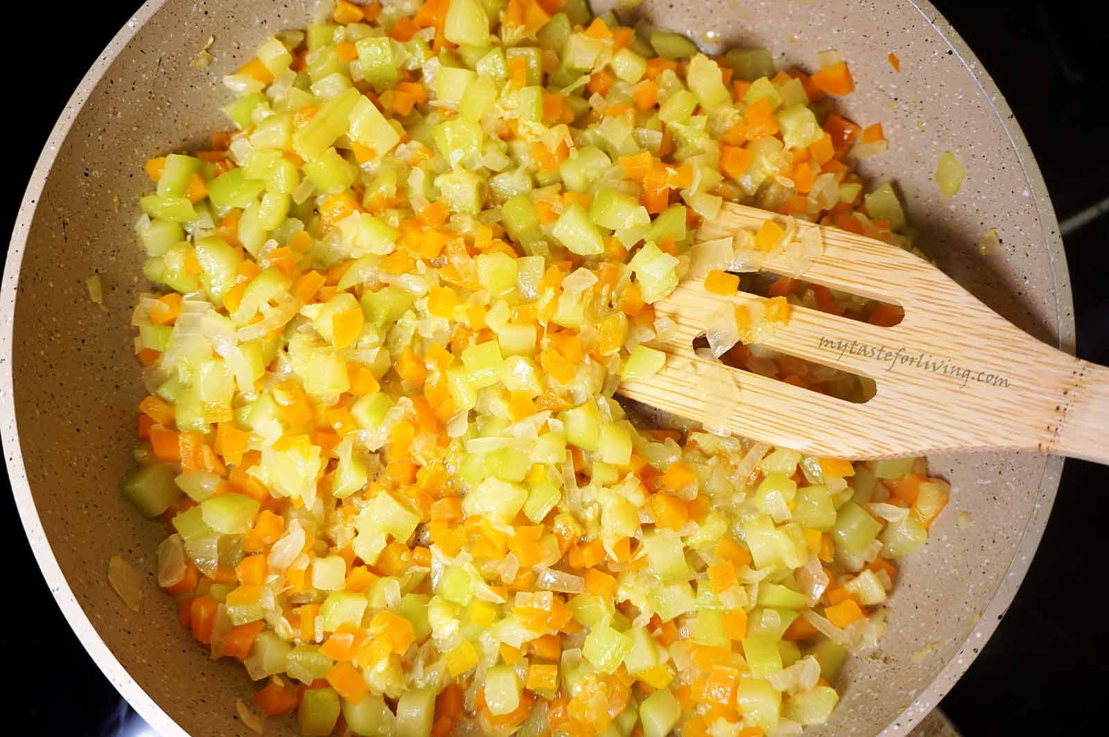 Обожавам лазаня! А приготвейки я по този начин успях да впечатля и децата вкъщи! Те си мислят, че не обичат тиквички и моркови, но очевидно не е така. За приготвянето й използвам домашно приготвен доматен сос с босилек, задушени тиквички, моркови и лук с пармезан и рикота, кори за лазаня (без варене) и настъргана моцарела или кашкавал. 