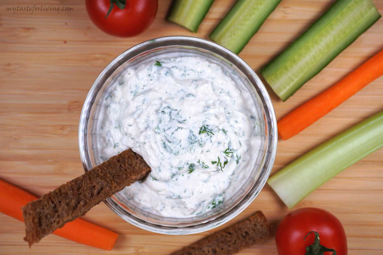 Easy and quick dip prepared with cottage cheese, garlic, dill and a yogurt. You can serve it in many ways - as an addition to a salad, as a dip served with different types of vegetables, crackers, toasted slices or bruschettas spread with it. It is prepared extremely quickly and easily. 