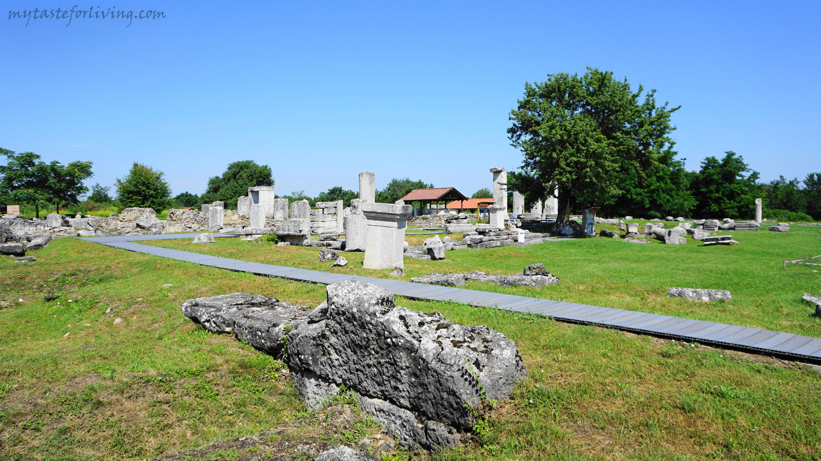 Останките от ранновизантийския град Никополис ад Иструм (в превод „Град на победата на Дунава“) се намират на около 20 км северно от град Велико Търново по пътя за Русе. 