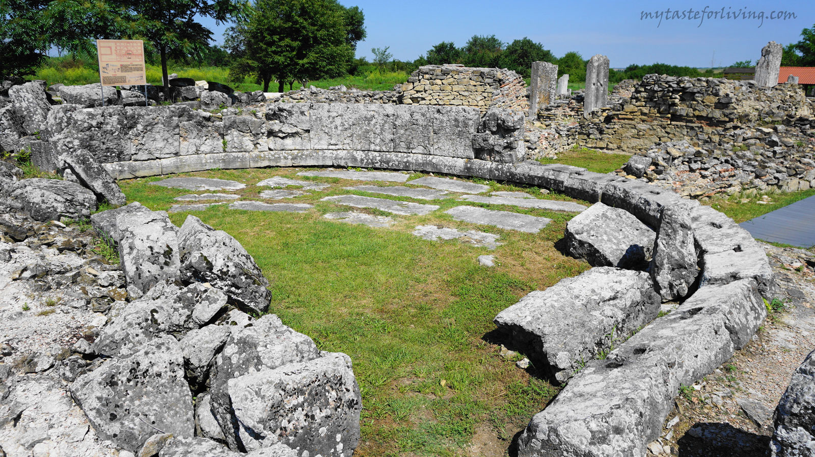 Останките от ранновизантийския град Никополис ад Иструм (в превод „Град на победата на Дунава“) се намират на около 20 км северно от град Велико Търново по пътя за Русе. 