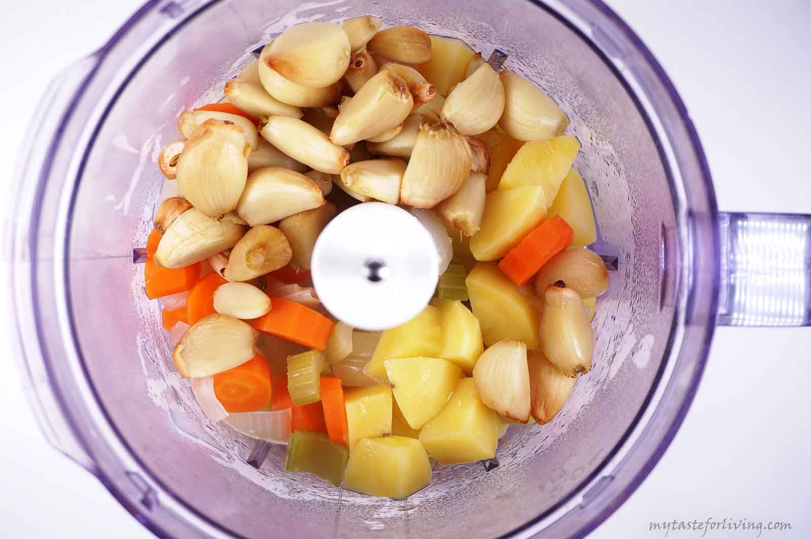 Вкусна и ароматна крем супа, приготвена с изпечен на фурна чесън и сварени зеленчуци – лук, картофи, моркови и целина, подходяща за вегани. 