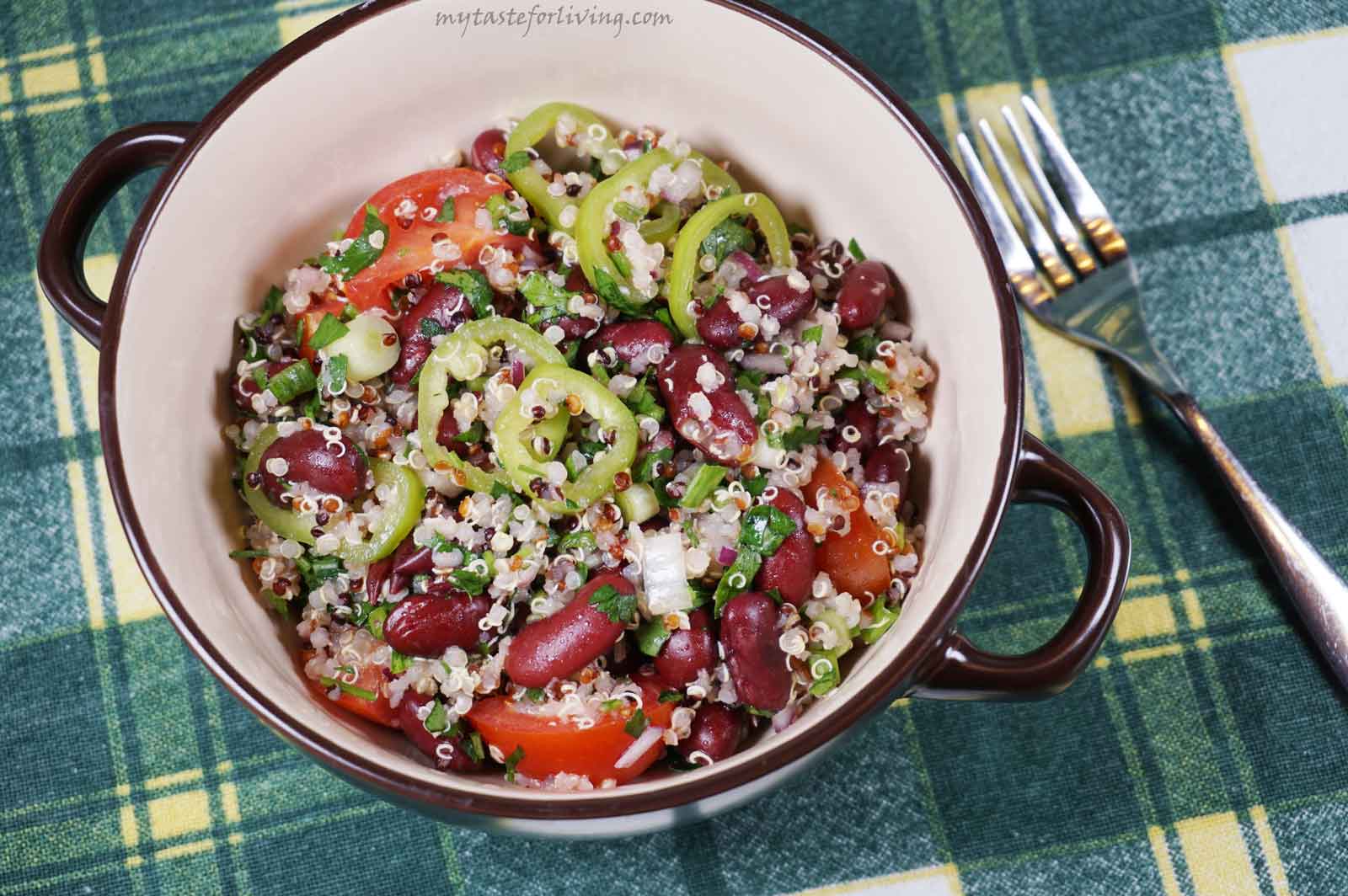 Vegan salad with quinoa, beans and vegetables (peppers, tomatoes, green onion and red onion). I used a mix of white, red and black quinoa to prepare the recipe, but you can use whatever quinoa you want.