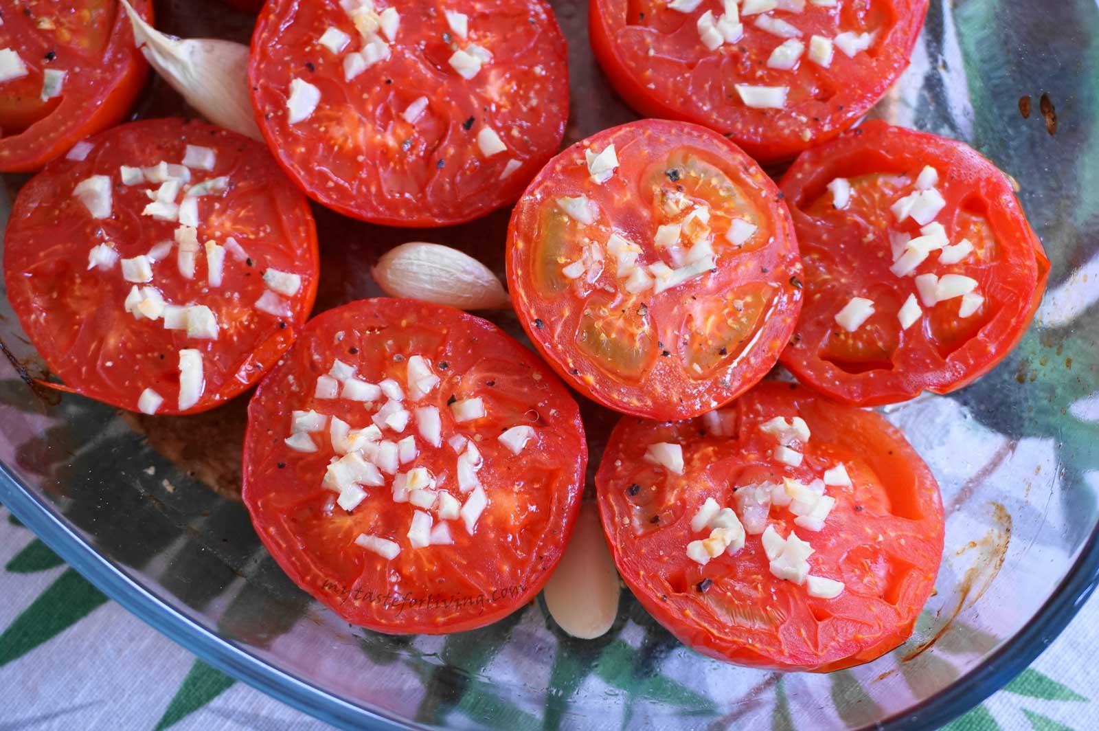 Easy to make recipe for juicy roasted garlic tomatoes with garlic. There are different ways to serve them on your table - to a salad, as a side dish, on a toasted slice of bread, you can add them to spaghetti or garnish them with parmesan and cheese (or cottage cheese). 