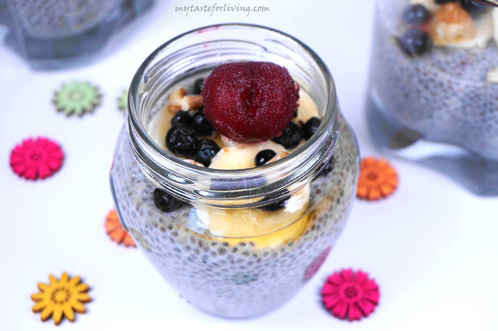 Vegan suggestion for chia pudding made with coconut milk. I prefer to prepare it with coconut milk, but you can replace it with almond, oat or cashew milk, according to your taste and choice. Chia pudding is suitable for breakfast or dessert. With the topping, you can completely improvise - all kinds of fruits, nuts, cinnamon, cocoa, maple syrup, honey or chocolate.