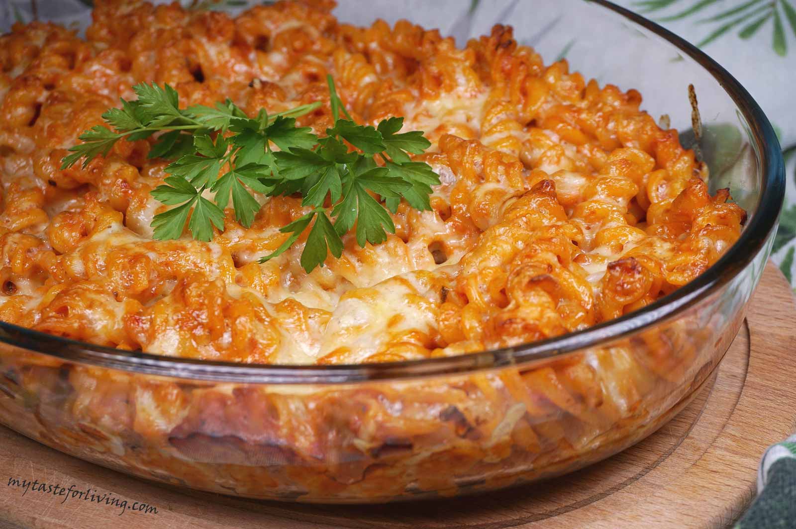 Easy cheese and tomato pasta bake when you want something tasty, delicious and appetizingy to eat but can’t have a lot of time in the kitchen.