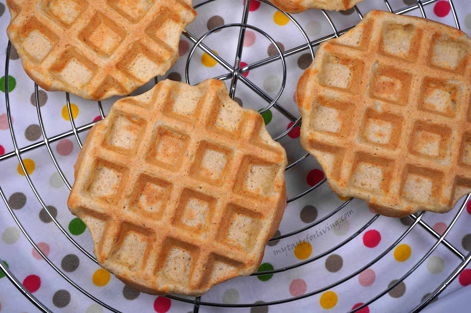 Quick to prepare and delicious protein waffles without flour. I prepare them with old fashioned rolled oats, eggs and cottage cheese.