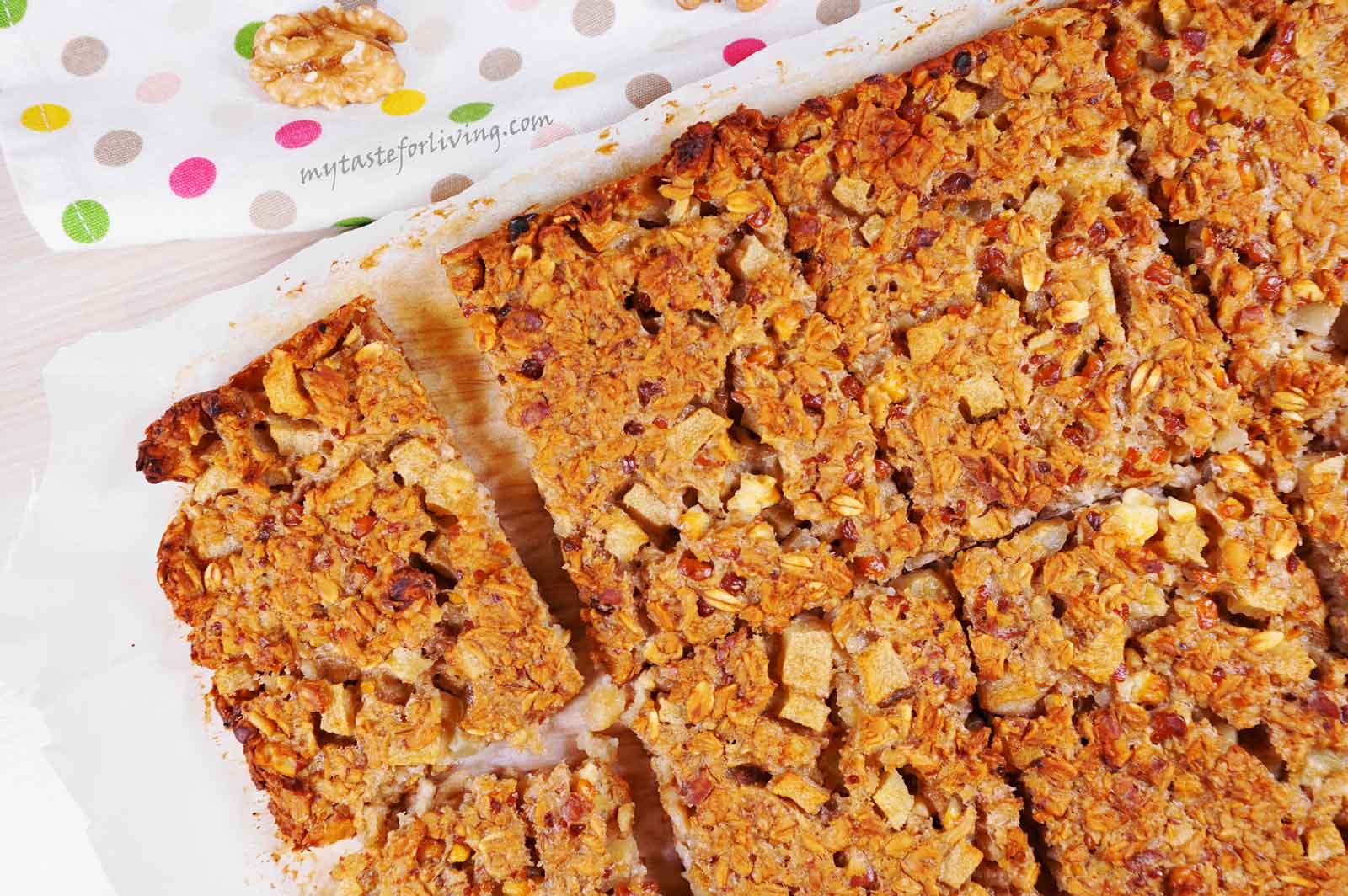 Bars prepared with old fashioned rolled oats, apple, walnuts, honey, cinnamon and cottage cheese, which will charge you with energy during the day!