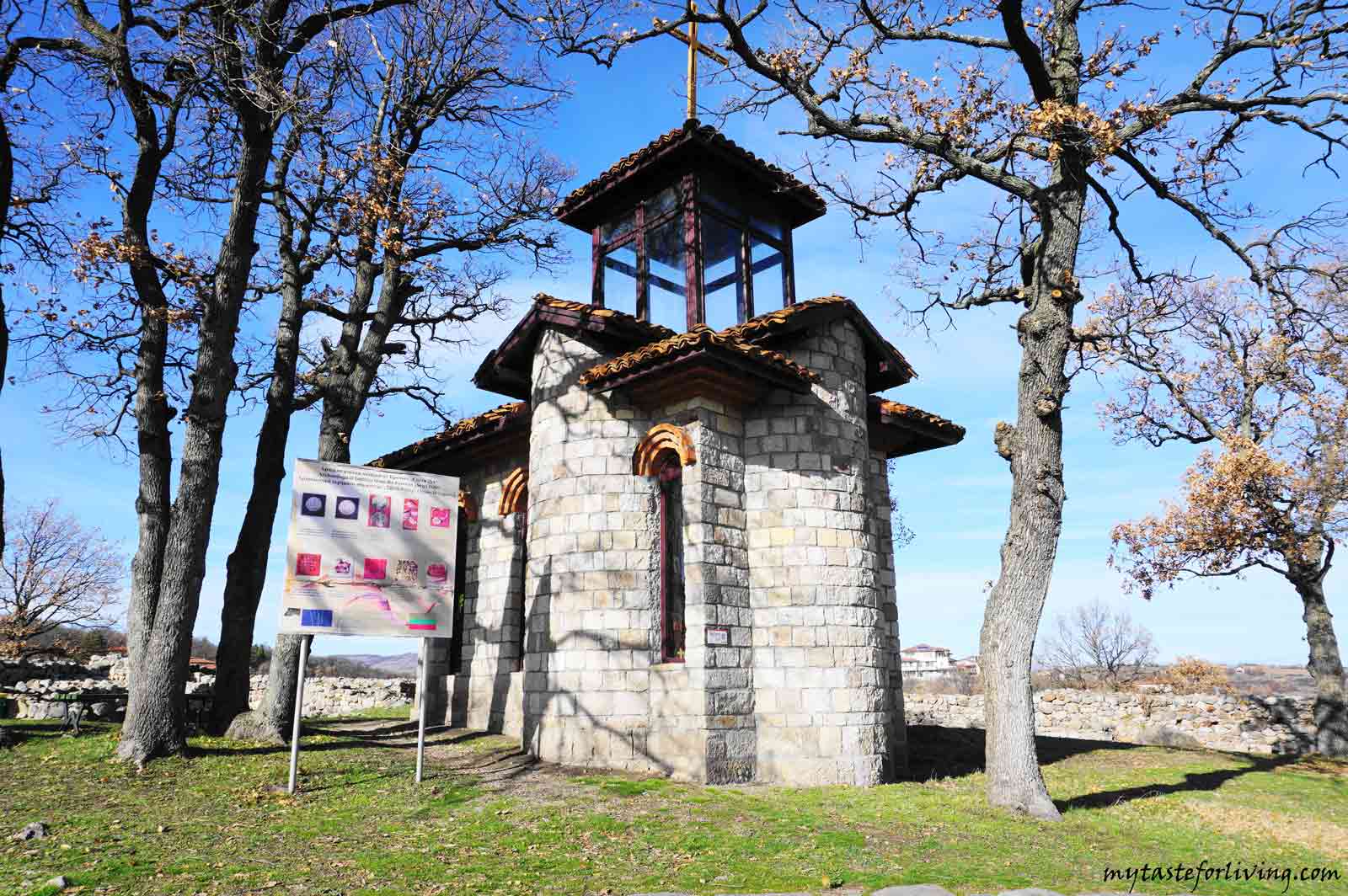 Крепостта „Топлица“ се намира на хълма Свети дух в село Минерални бани, област Хасково. Според историческите сведения на това място е бил разположен някогашния град Топлицос (Топлика). Крепостта се намира в самия град. Мястото около нея наскоро е обновено и са обособени много места за почивки – пейки и беседки. Всяка събота на източната крепостна стена е организирано мултимедийно светлинно шоу, което представя нейната история.
