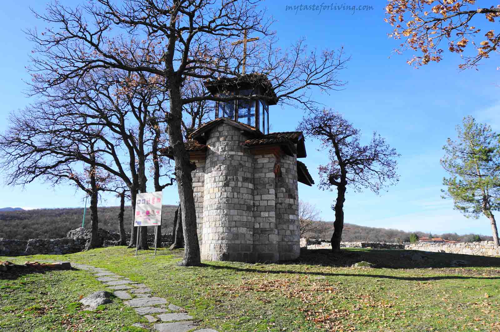 Крепостта „Топлица“ се намира на хълма Свети дух в село Минерални бани, област Хасково. Според историческите сведения на това място е бил разположен някогашния град Топлицос (Топлика). Крепостта се намира в самия град. Мястото около нея наскоро е обновено и са обособени много места за почивки – пейки и беседки. Всяка събота на източната крепостна стена е организирано мултимедийно светлинно шоу, което представя нейната история.