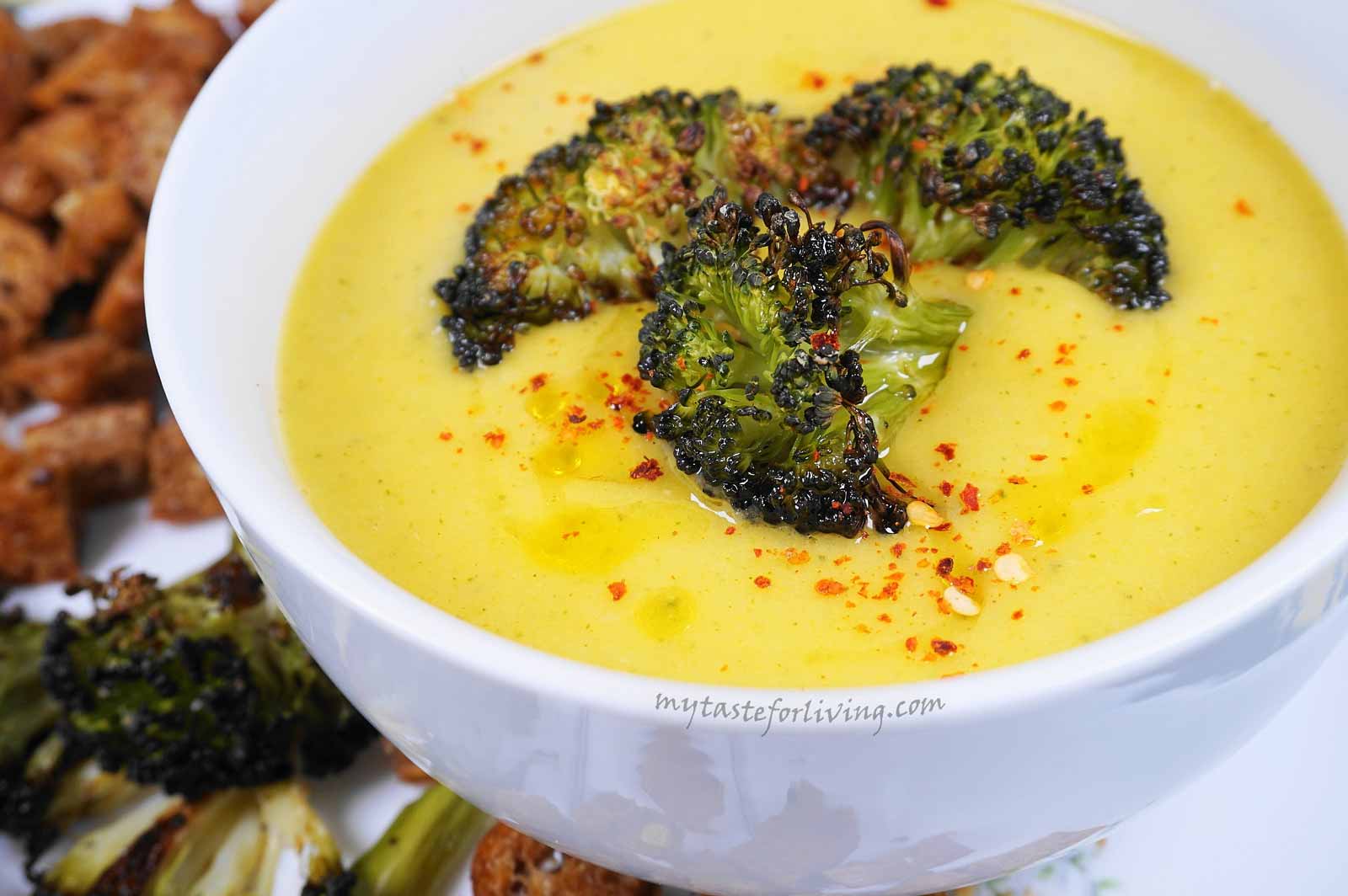 Our favourite broccoli cream soup is extremely easy to make and can be prepared in a vegan version (or suitable for fasting) or you can add butter and season it with 1-2 tablespoons of Parmesan cheese. I also offer you two options for what to cook with the rest of the broccoli you have left.