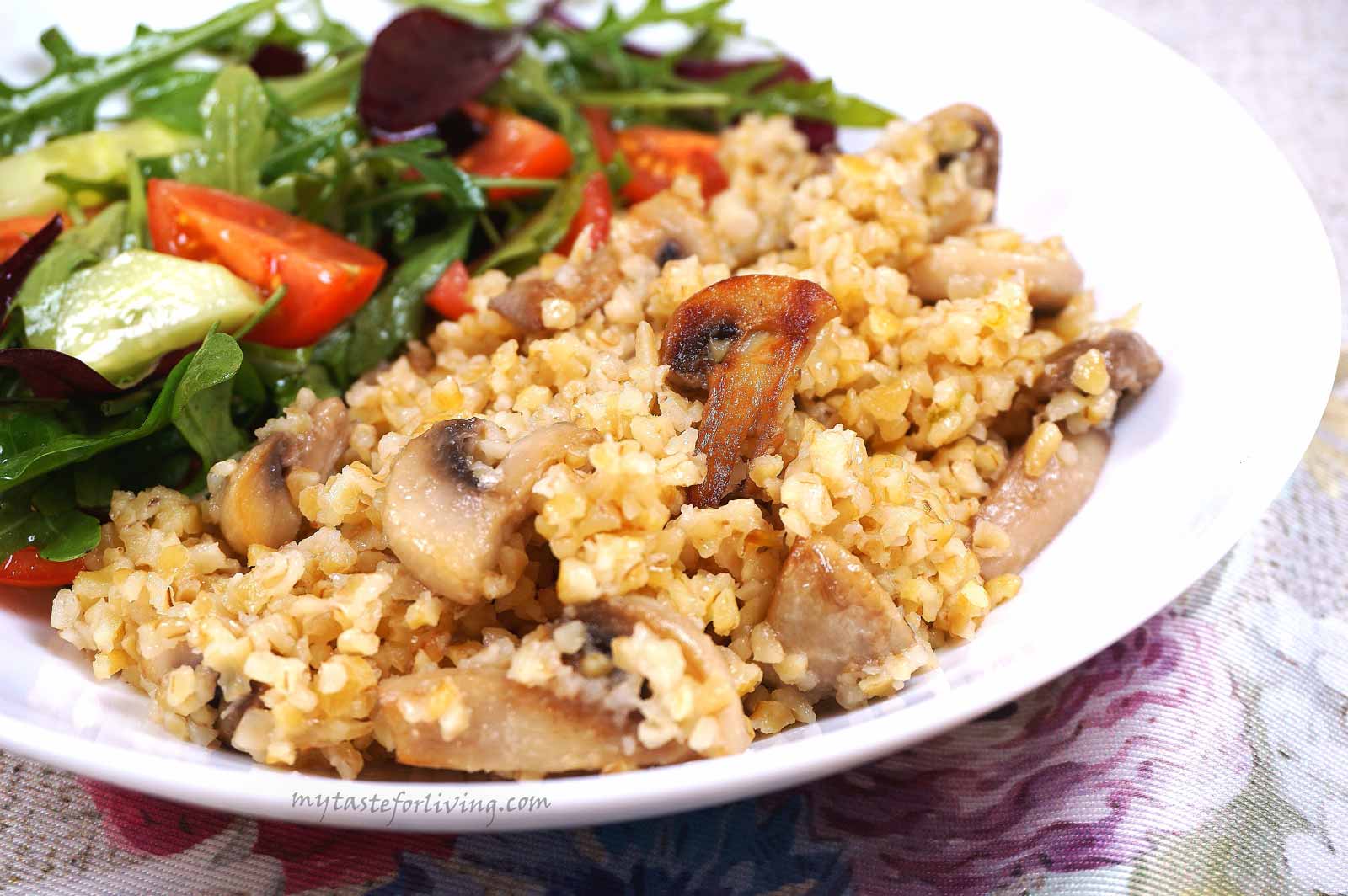 An easy vegan recipe for bulgur with mushrooms and onion. I usually prepare it with yellow onion, but the dish becomes even more fragrant if you use green onions. The amount of mushrooms can vary according to your taste. 
