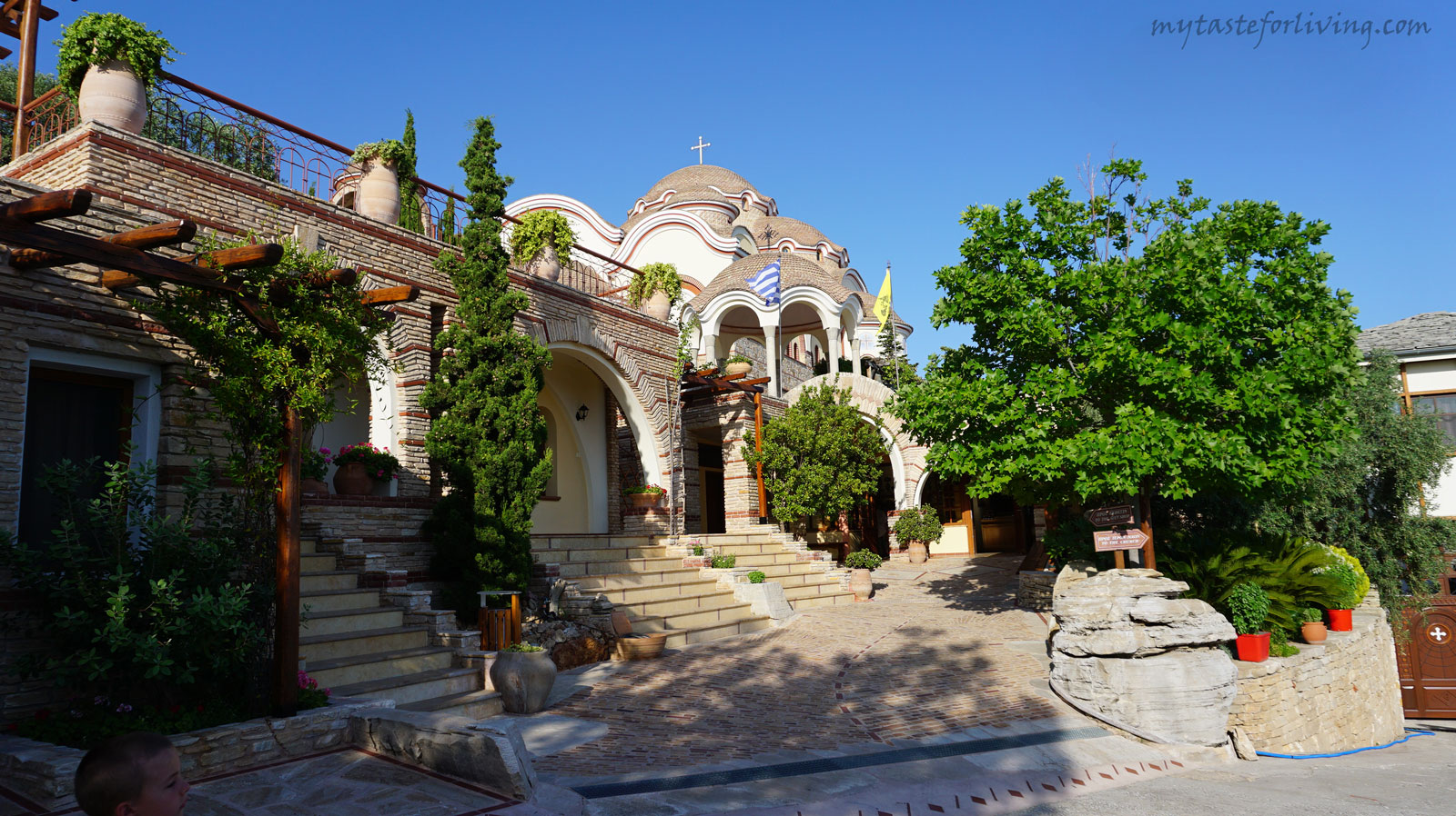 Манастир “Свети Архангел Михаил” - построен е на върха на 250 метра висока скала над морския бряг, близо до село Теологос и е най-големият и популярен манастир на Тасос. 