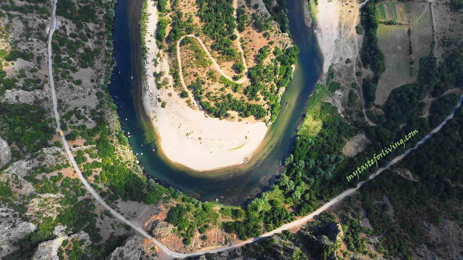 Река Арда извира от Родопите, връх Ардин, и се влива в река Марица на гръцка територия. Тя има много впечатляващи и уникални меандри (извивки на речното корито под формата на подкова). Най-лесно достъпният е меандърът край град Маджарово, където водата прави 180 градусов живописен завой. Намира се между Маджарово и Бориславци и определено си заслужава да се полюбувате на гледката му. 